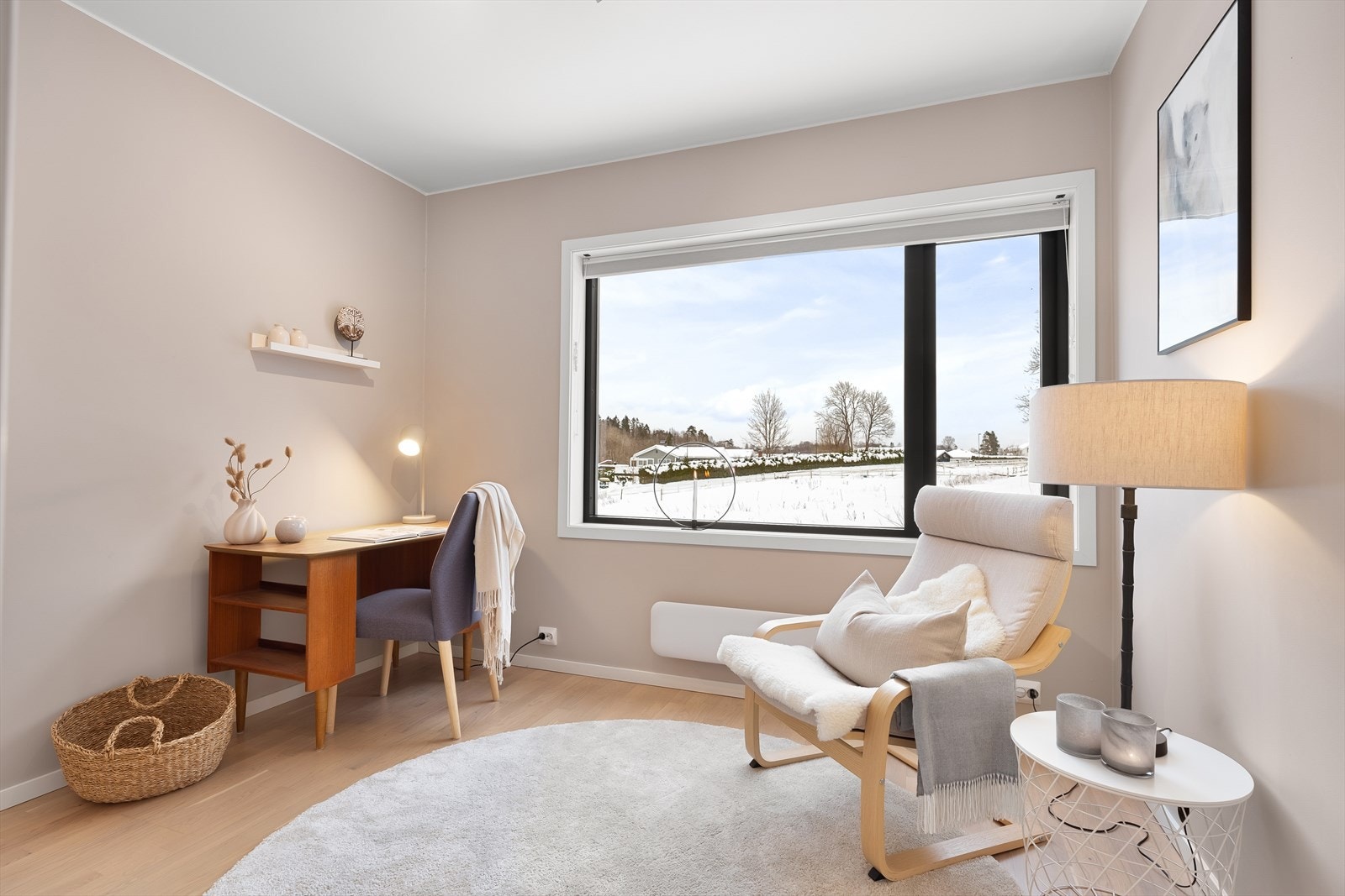 Lek/Tv rom som benyttes til kontor. Galleribilde