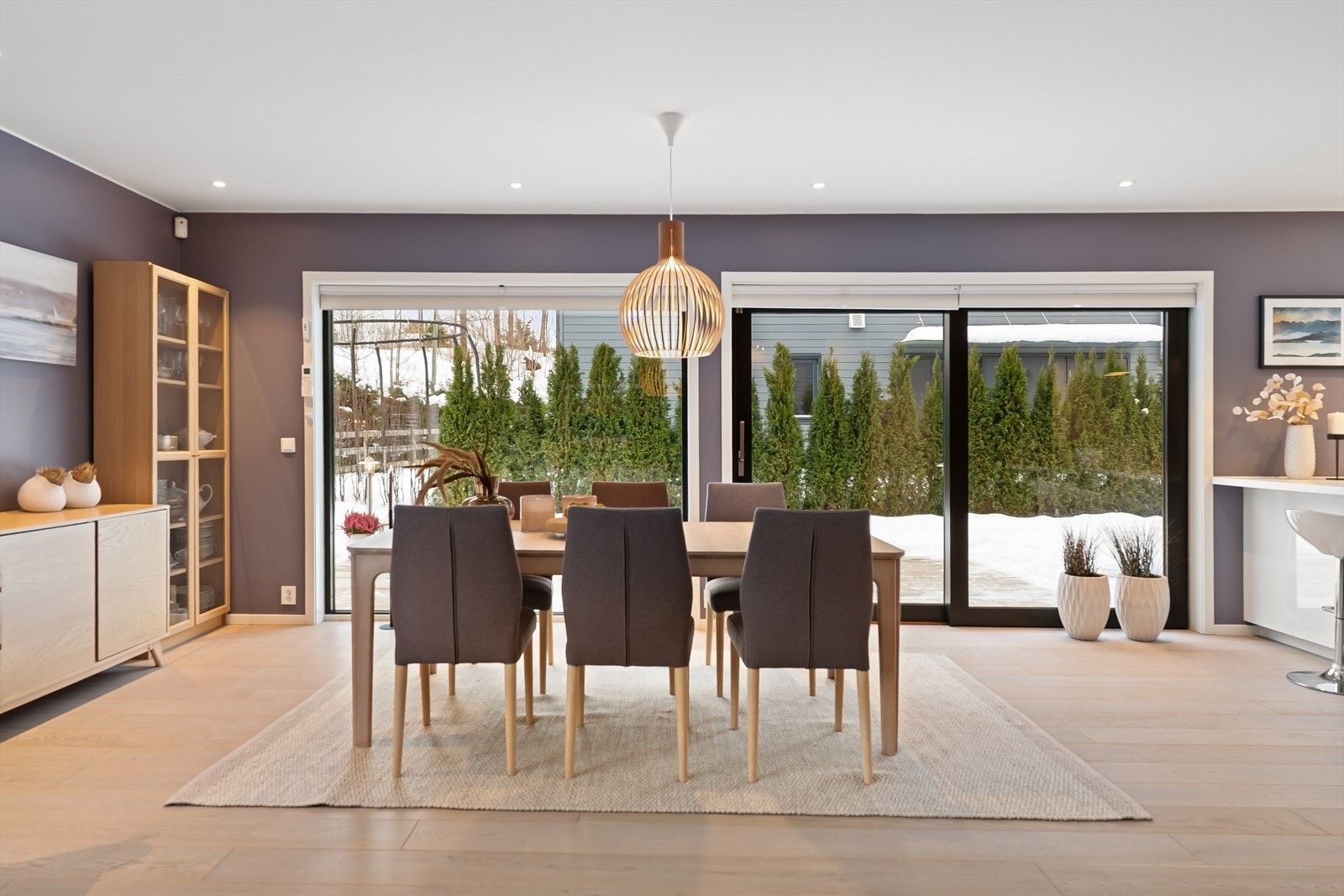 I tilknytning til kjøkkenet er det plass til et stort spisebord. Galleribilde