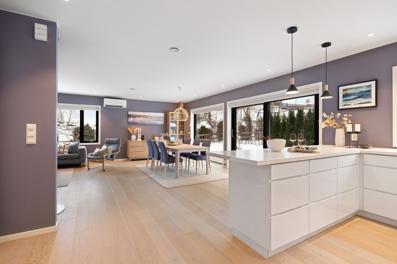 Gulvet er belagt med 1-stavs parkett og veggene har malte overflater. Galleribilde