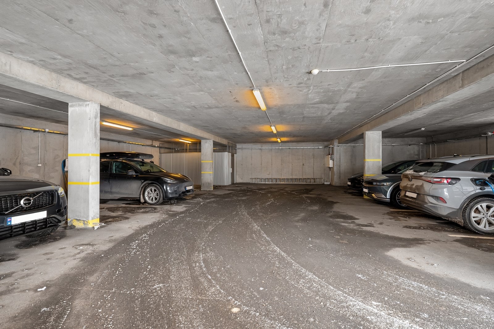 Boligen disponerer to parkeringsplasser. En i felles garasjeanlegg med elbillader og en på garasjetaket. Galleribilde