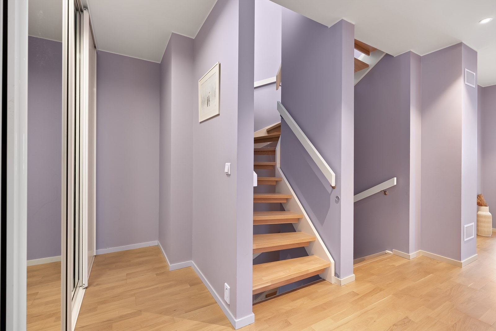 Gang i 2. etasje med skyvedørsgarderobe. Galleribilde