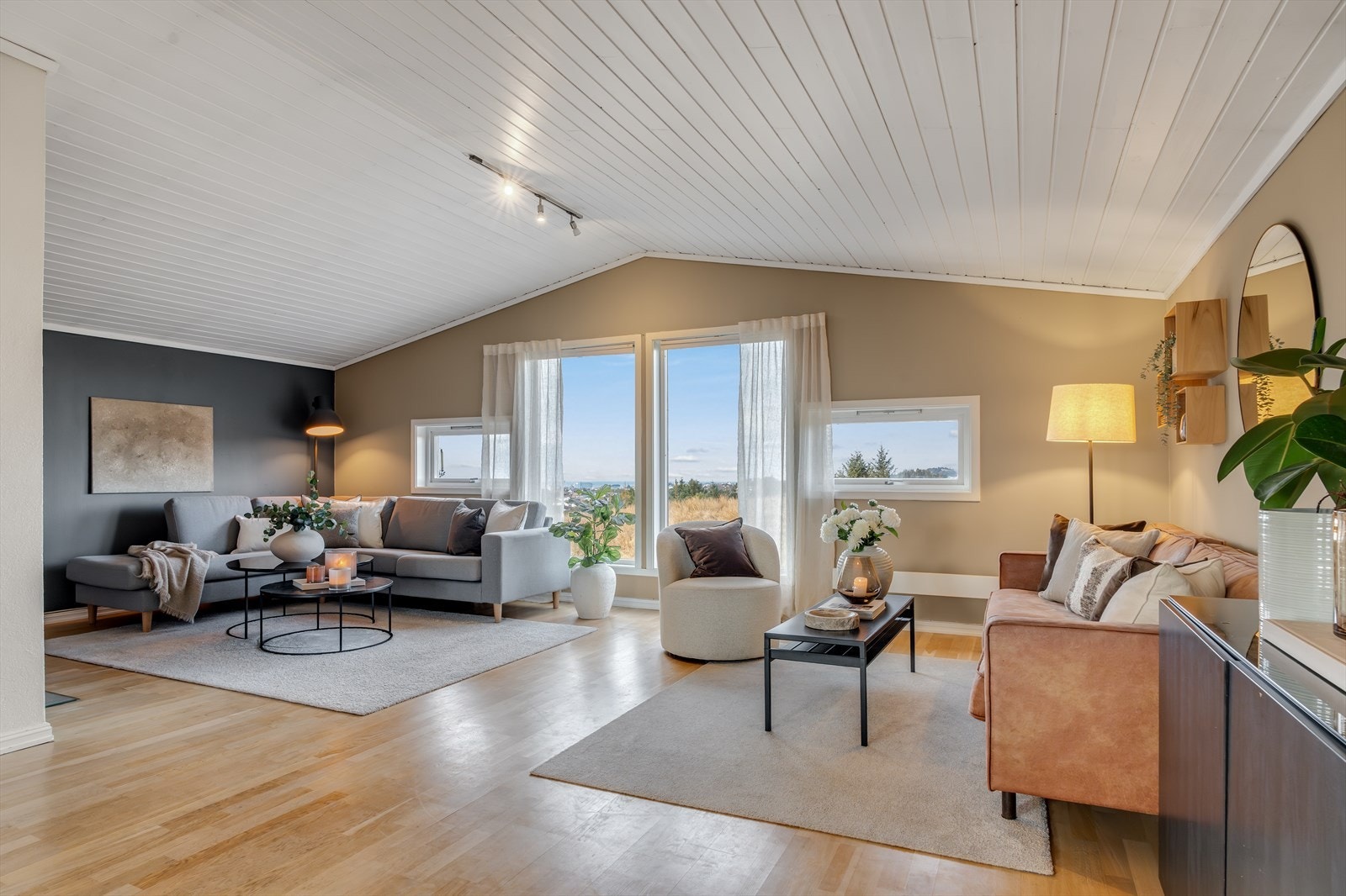 Her har du god plass til møblering av sofagruppe, tvmøbler og stor spisebordsgruppe. Galleribilde