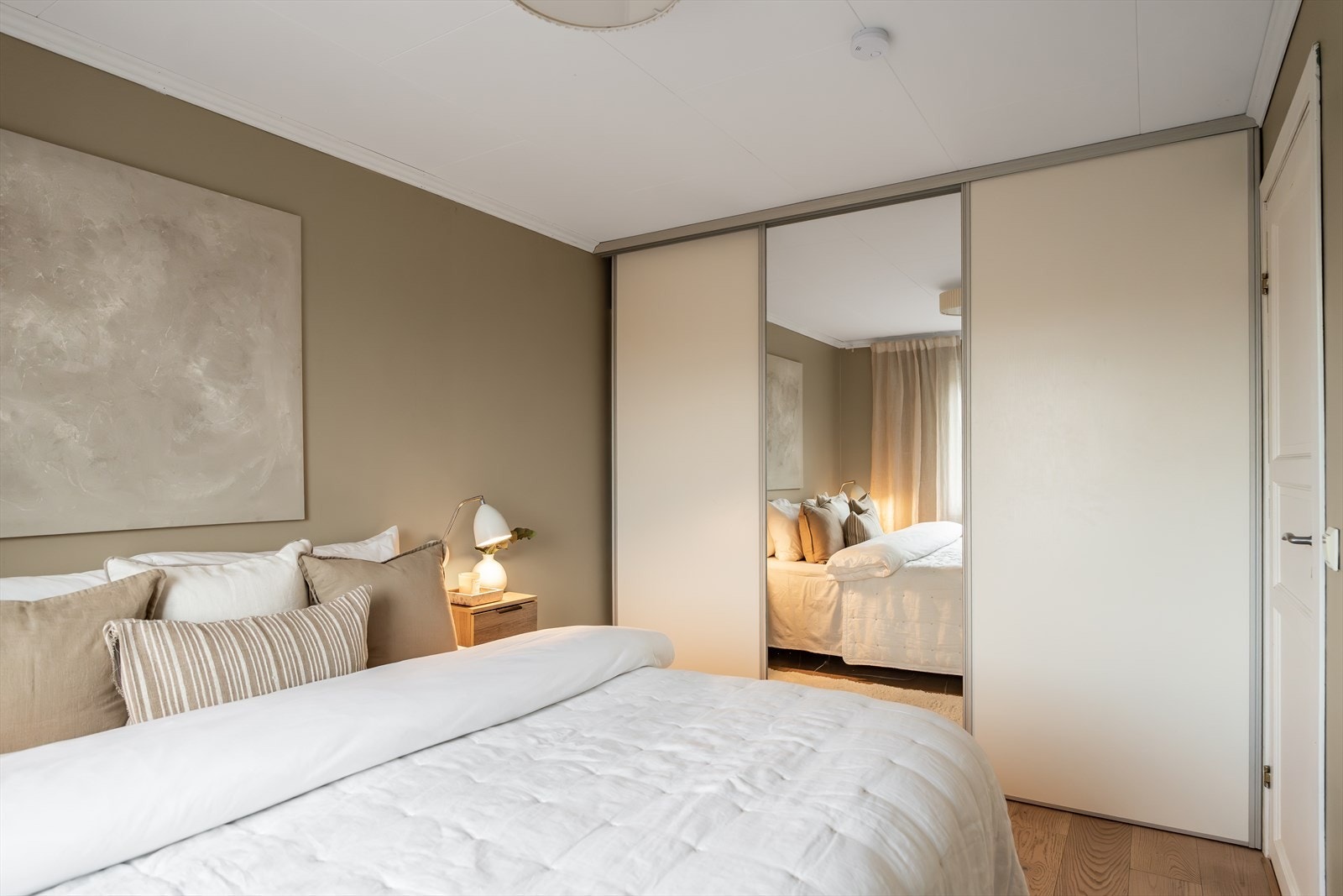 Det er utstyrt med en stor skyvedørsgarderobe og har god plass til møblering av dobbeltseng og nattbord. Galleribilde