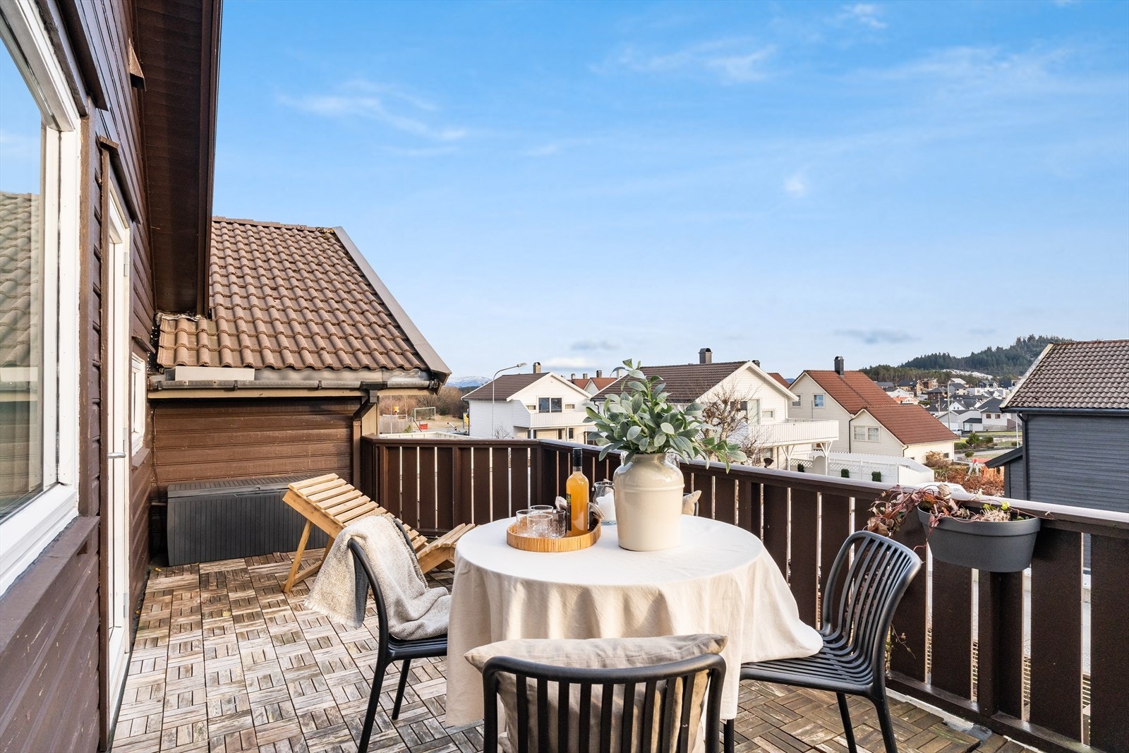 Fra kjøkken er det utgang til en herlig balkong på ca. 14 kvm hvor du enkelt kan møblere med hagemøbler, parasoll og grill. Galleribilde