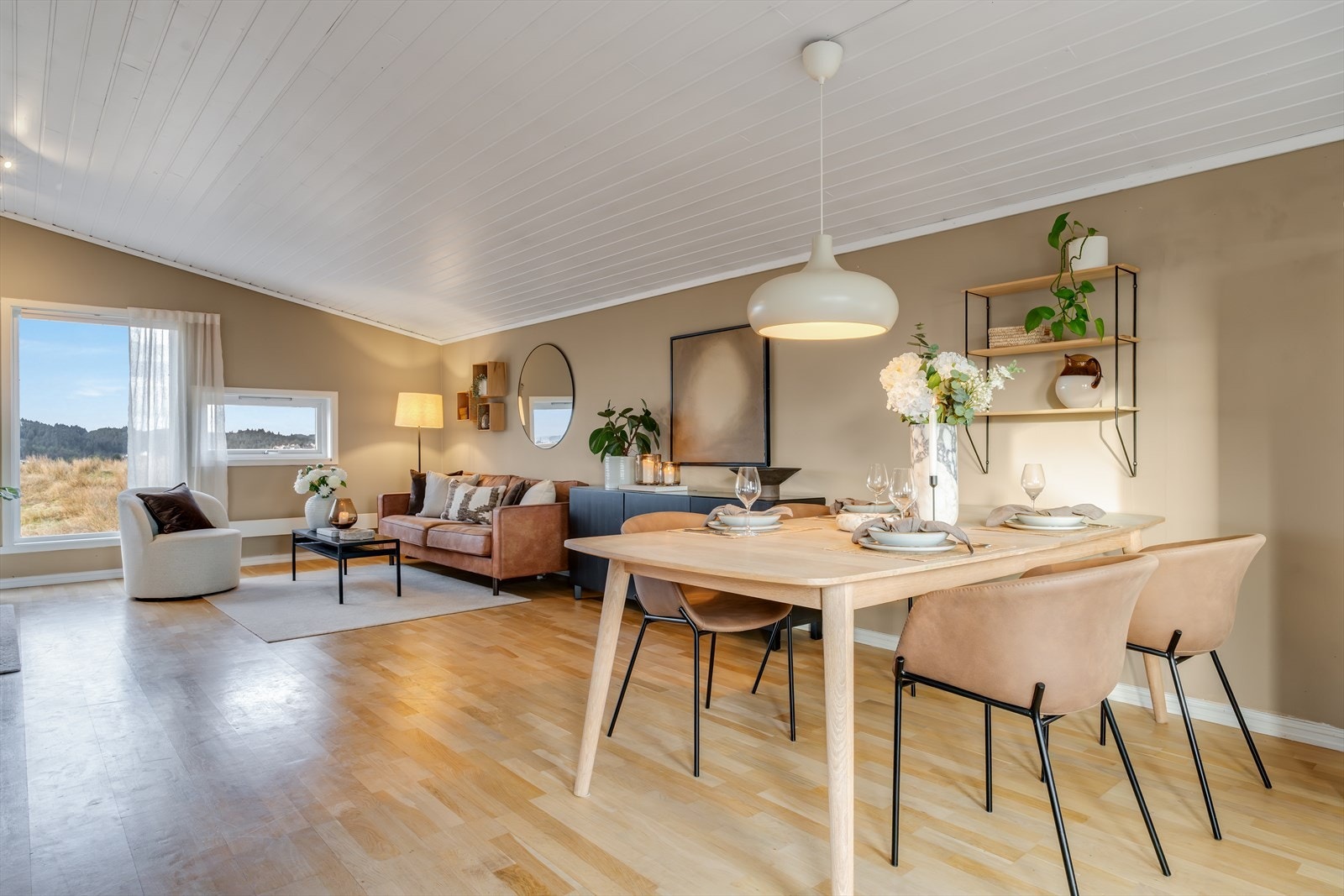 Opp i 2.etasje ligger boligens stue og kjøkken. Galleribilde