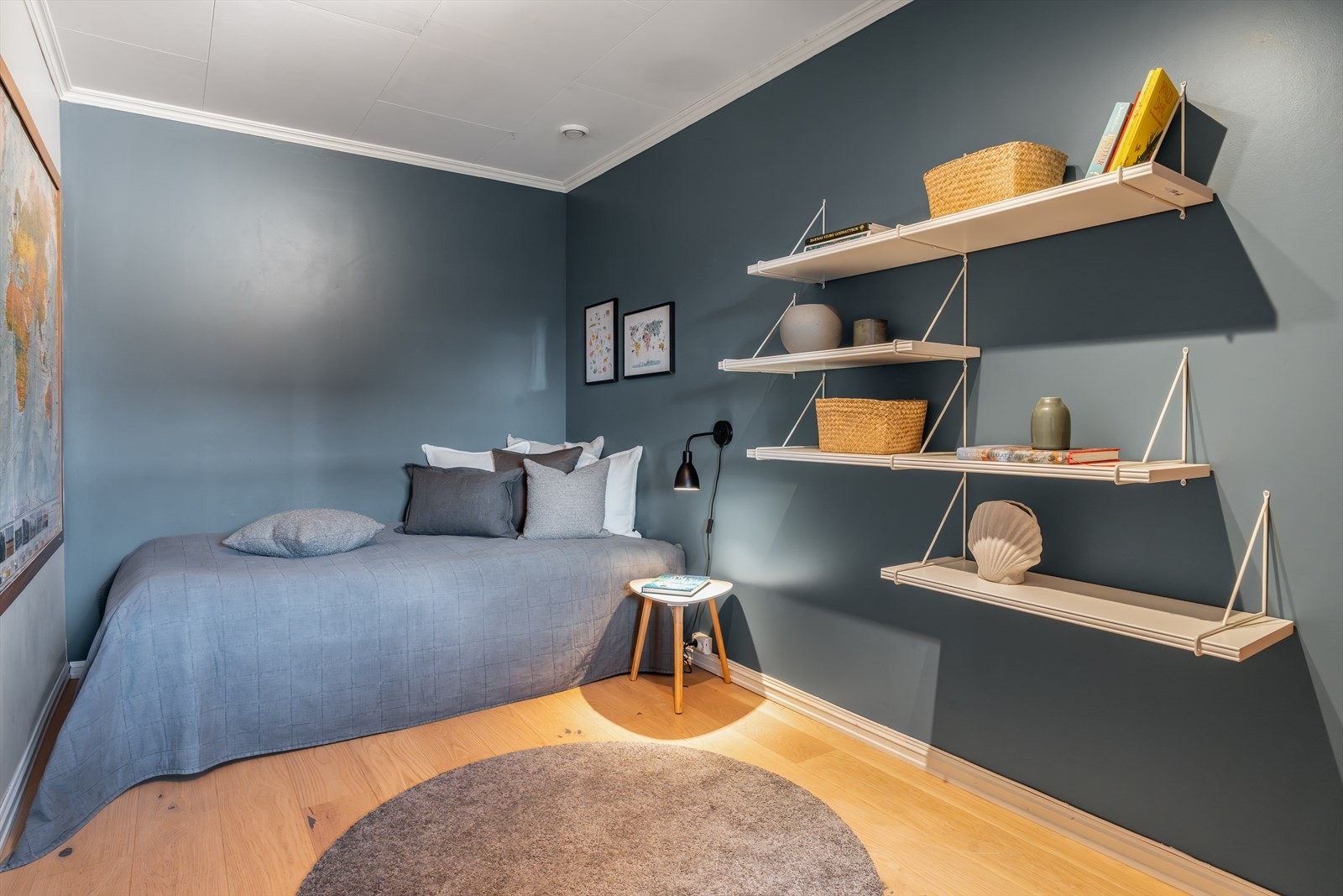 Soverom 3 lar seg enkelt innrede med stor seng, nattbord og garderobeskap. Galleribilde