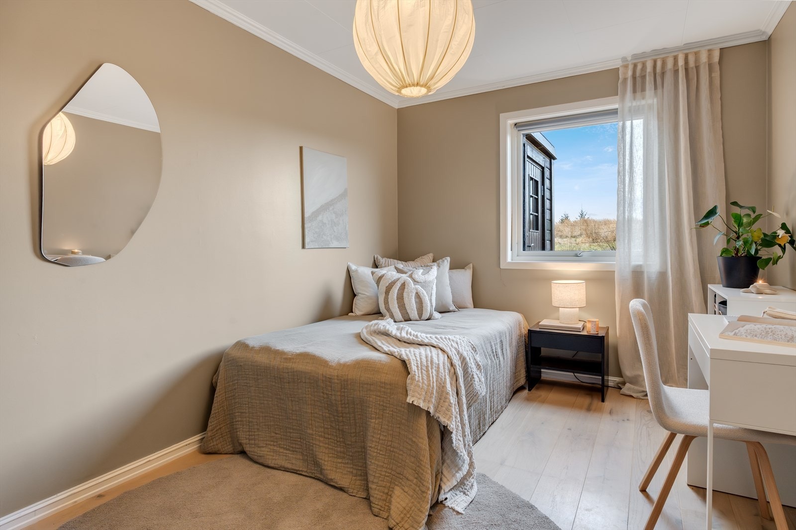 Soverom 2 er også av god størrelse og har plass til ønsket møblering. Galleribilde