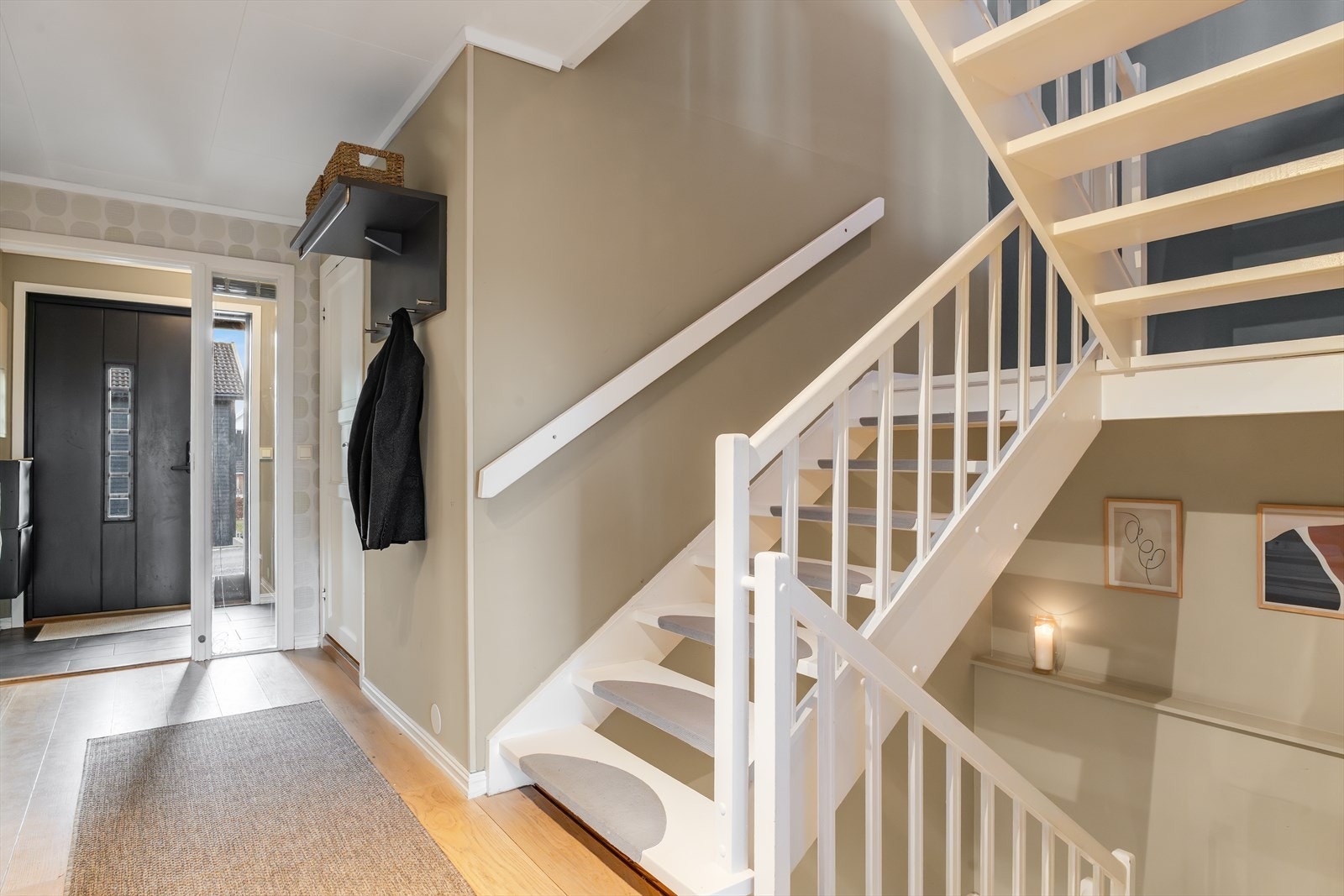 Stor og romslig entrè med god plass til oppbevaring av yttertøy og sko. Galleribilde