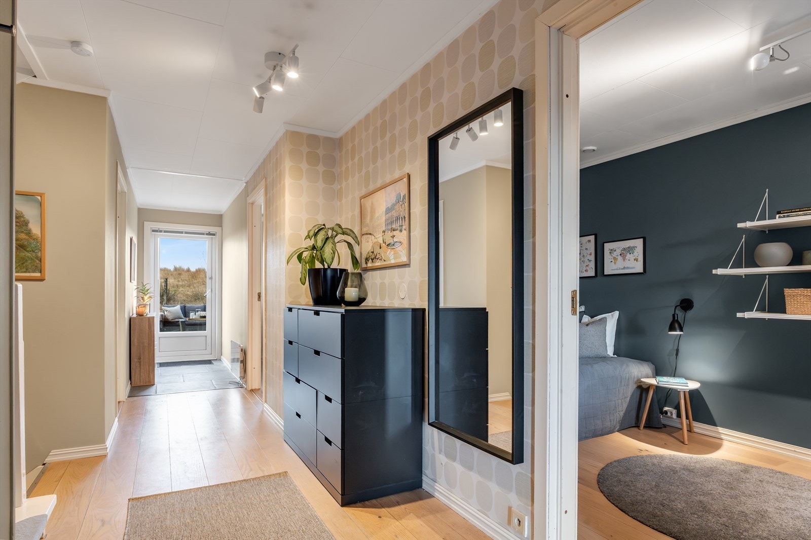 I enden av soveromsgangen er det utgang til en herlig uteplass med terrassedekke, hvor varme sommerdager kan nytes. Galleribilde