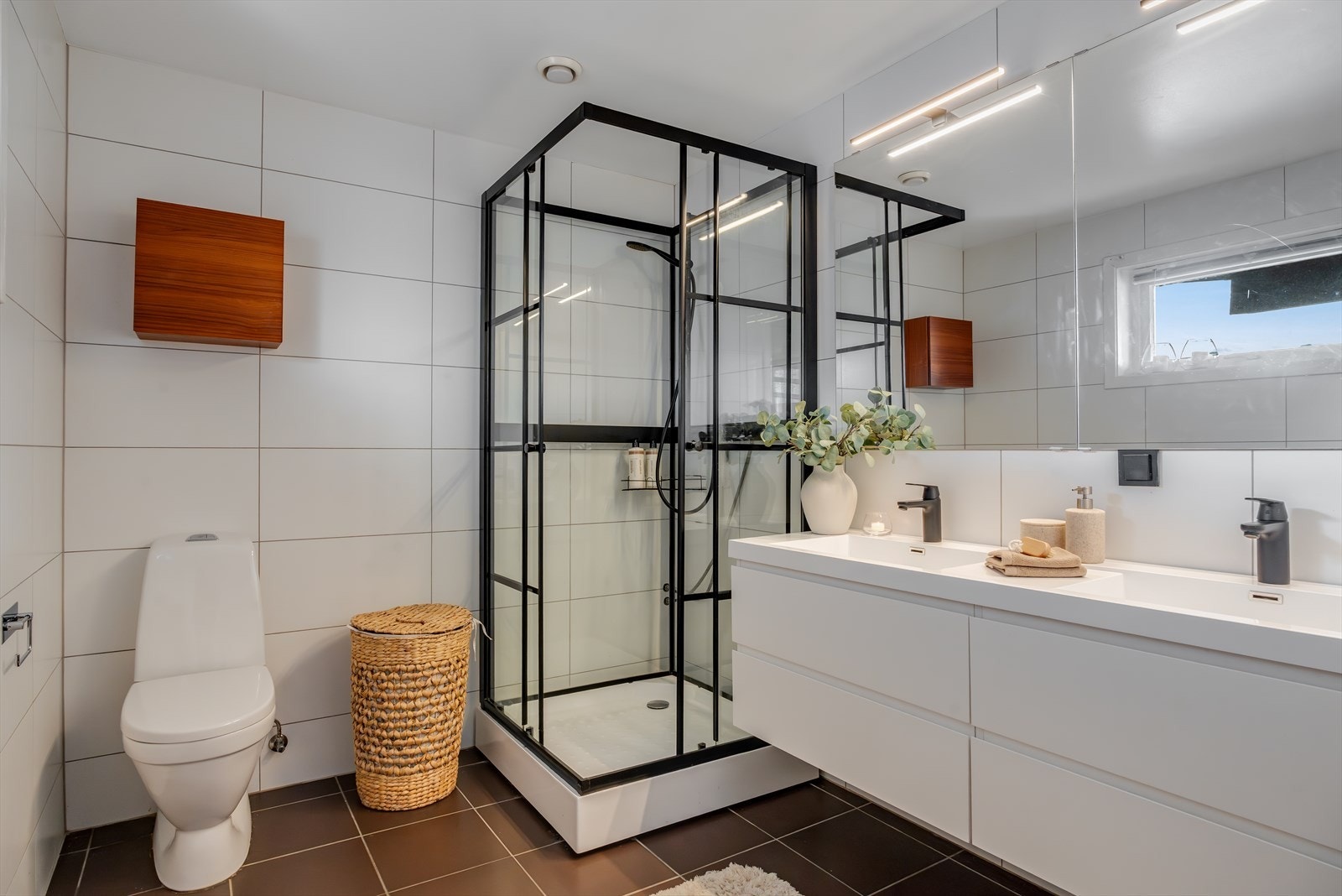 Flott, helfliset bad med varmekabler i gulv. Galleribilde