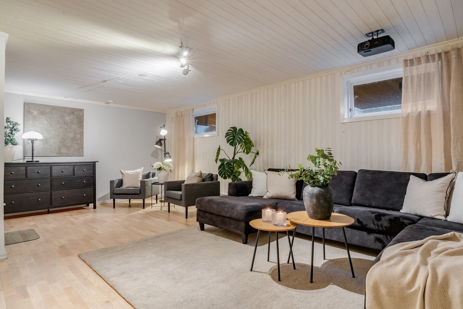 Rom innredet som kjellerstue. Det gjøres oppmerksom på at innredning av kjellerstue i denne etasjen ikke er omsøkt/godkjent, se punkt om ferdigattest for mer informasjon. Galleribilde