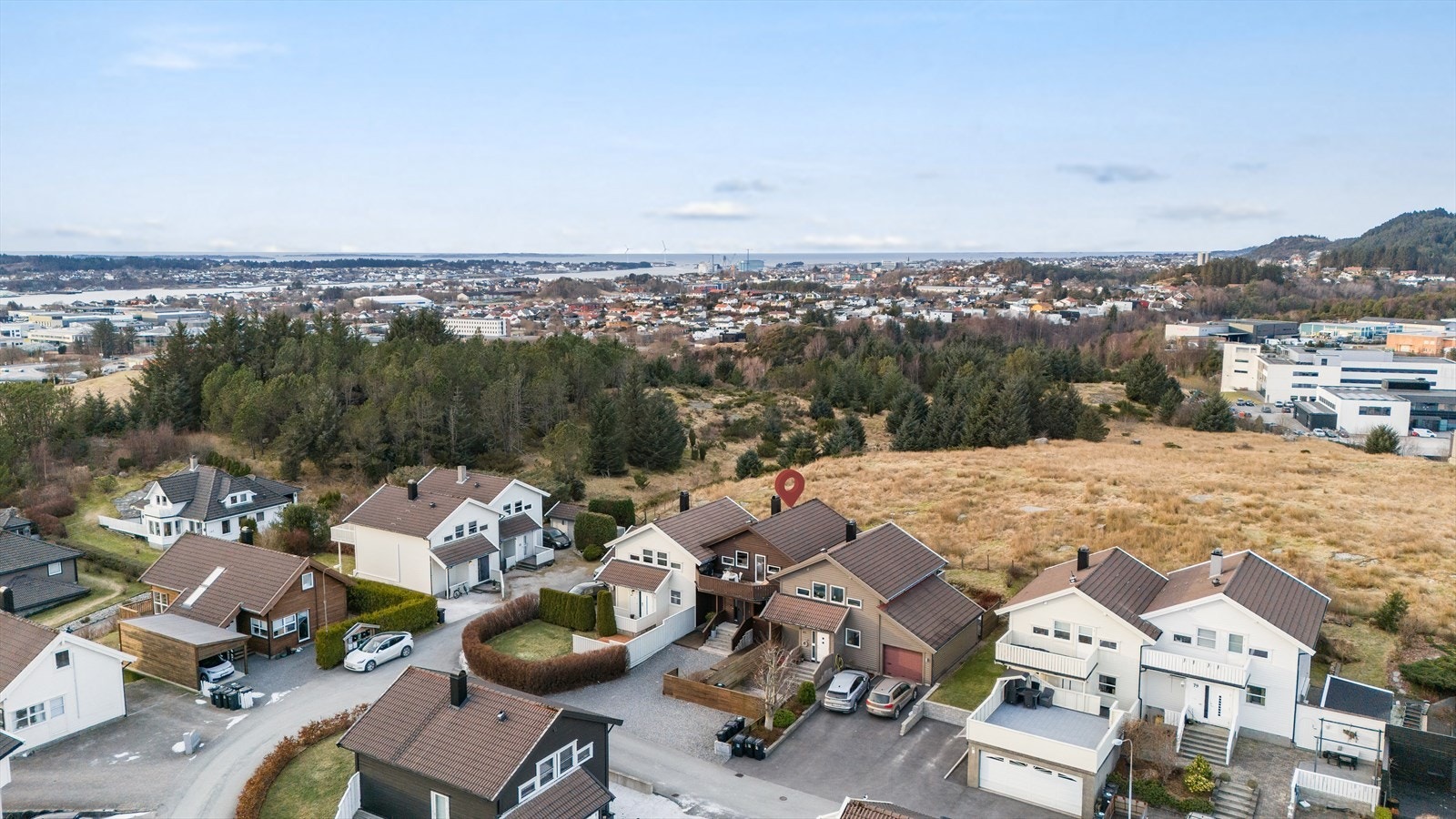 Flott og innholdsrikt rekkehus på tre etasjer, med moderne standard og god planløsning. Galleribilde
