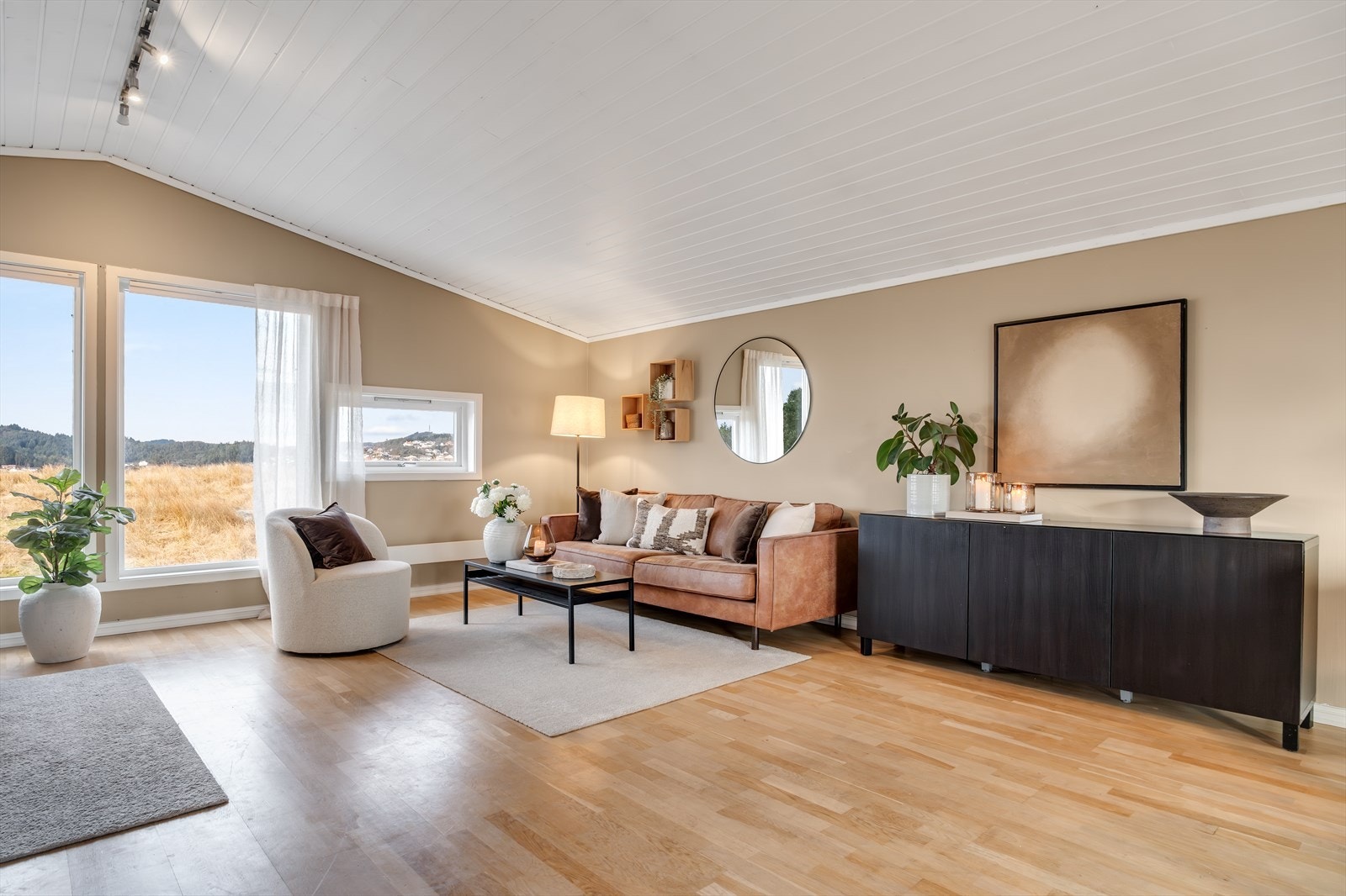 Rommet er stort og åpent med naturlig inndeling av de ulike sonene. Galleribilde