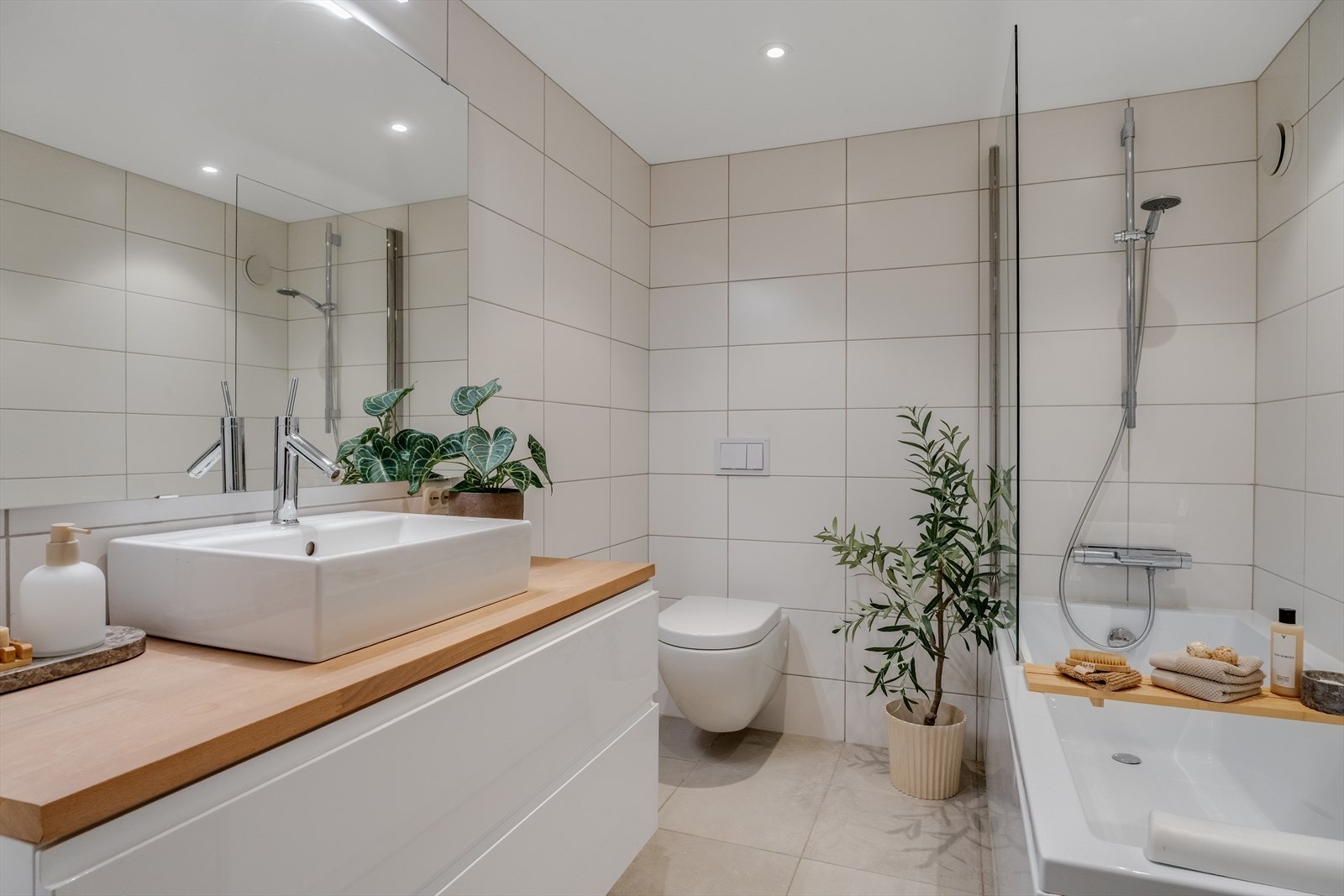 Rom innredet som bad og inneholder badekar med dusj, servant i møblement og veggehengt toalett. Det gjøres oppmerksom på at innredning av bad i denne etasjen ikke er omsøkt/godkjent, se punkt om ferdigattest for mer informasjon. Galleribilde