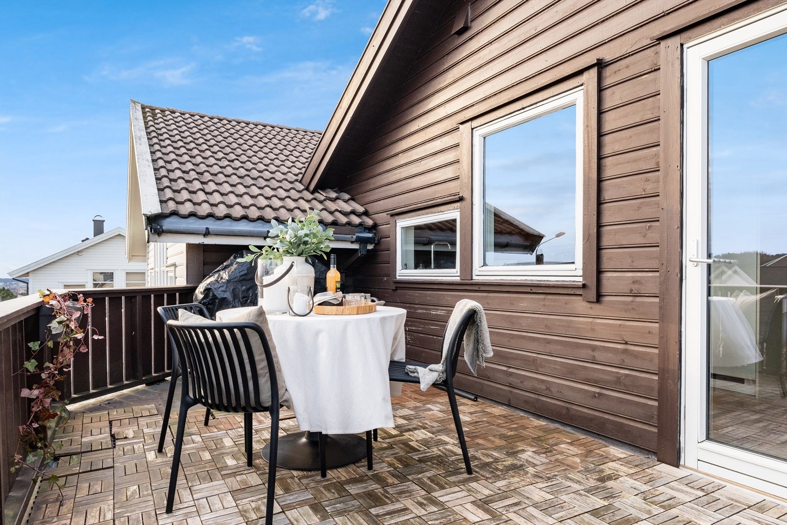 Fra balkongen har du flott utsikt utover nærområdet. Galleribilde