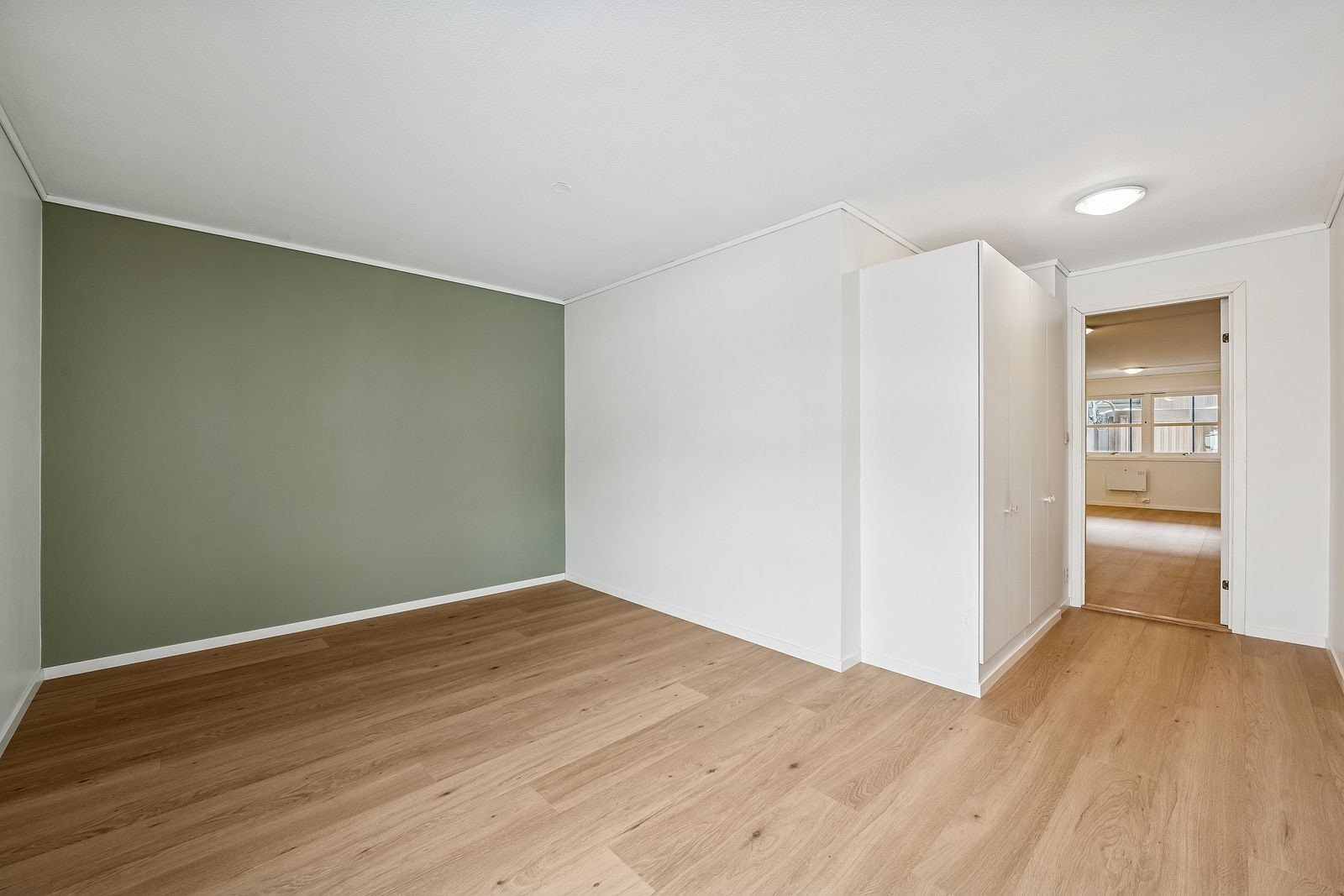 Soverommet har et generøst areal og to doble garderobeskap Galleribilde