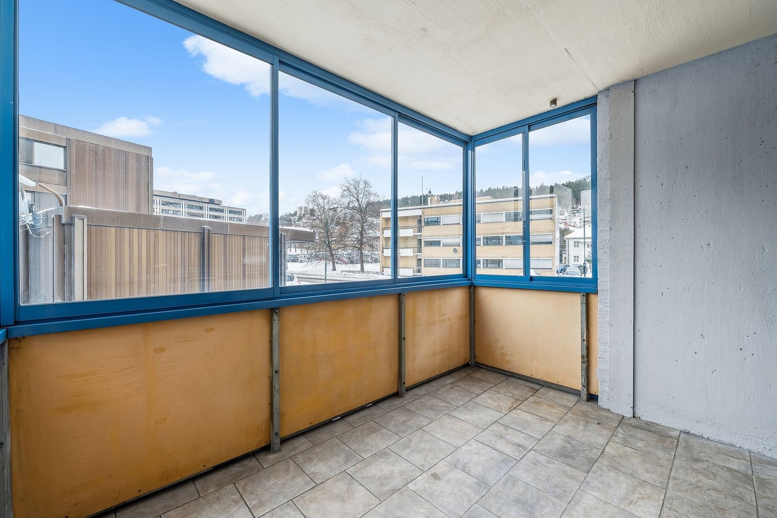 Vestvendt og innglasset balkong på ca. 8 m² Galleribilde