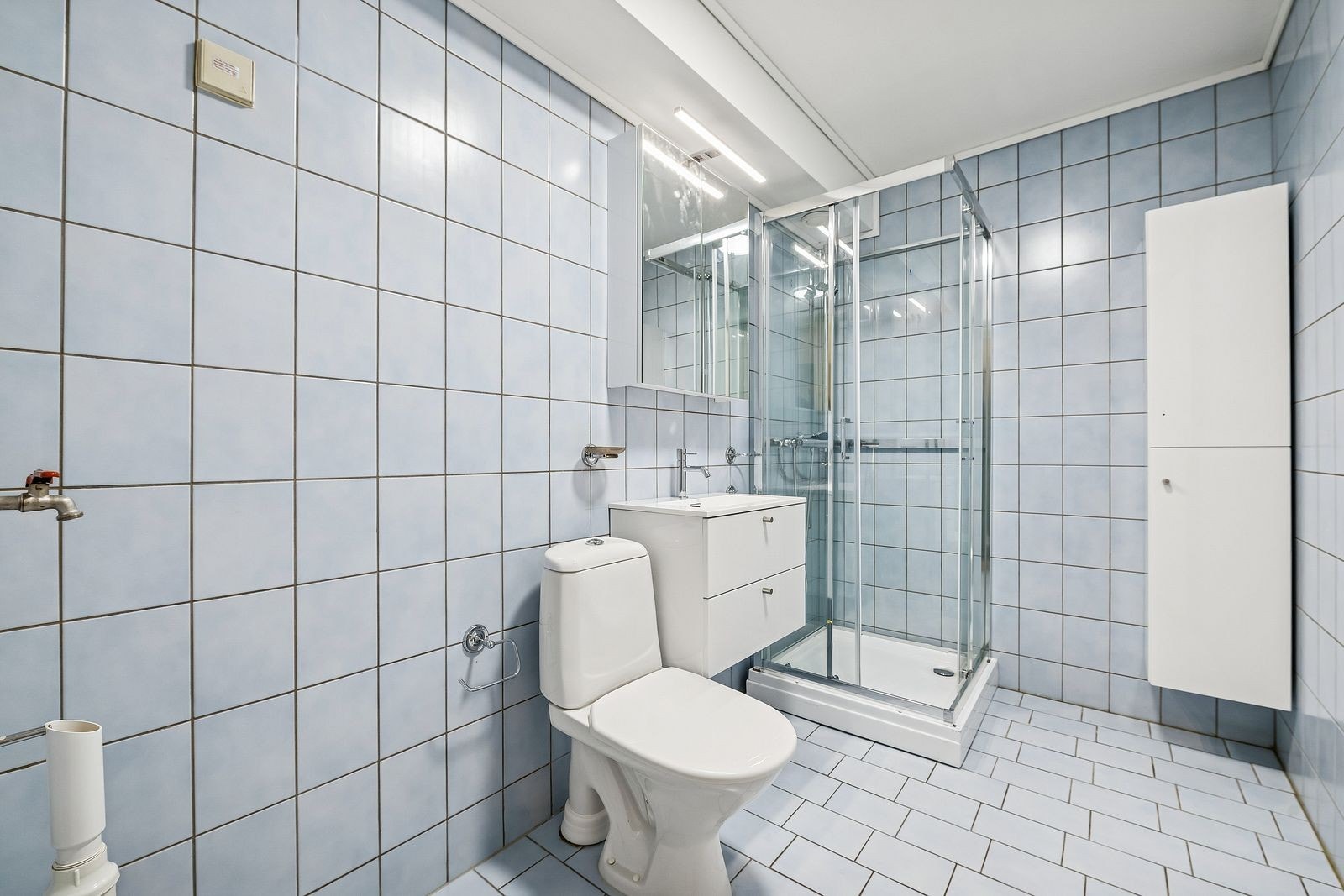 Bad/WC med varmekabler, dusjkabinett og opplegg for vaskemaskin Galleribilde