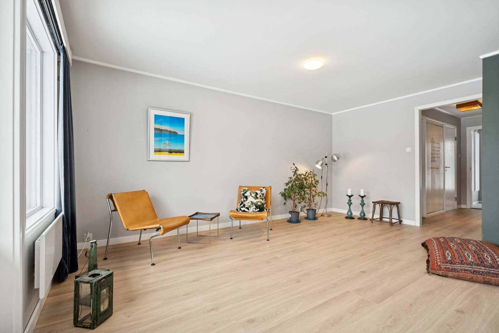 Store vindusflater slipper inn rikelig med dagslys. Galleribilde