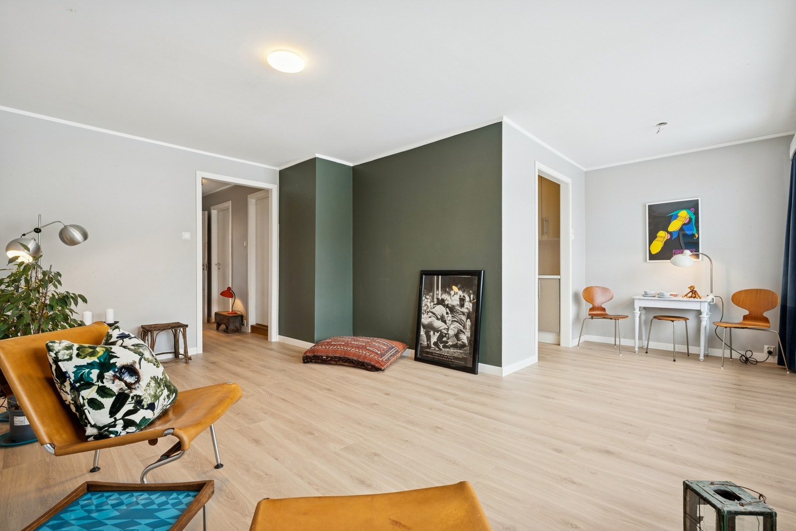 Stuen har god møbleringsfrihet og flere naturlige soner. Galleribilde