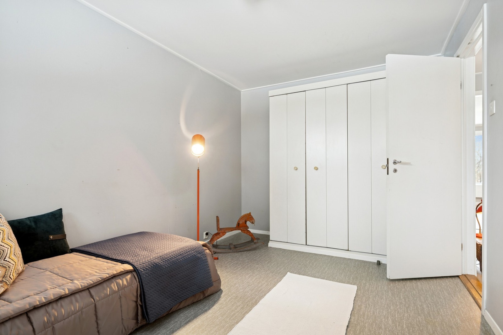 God plass til garderobeskap. Galleribilde