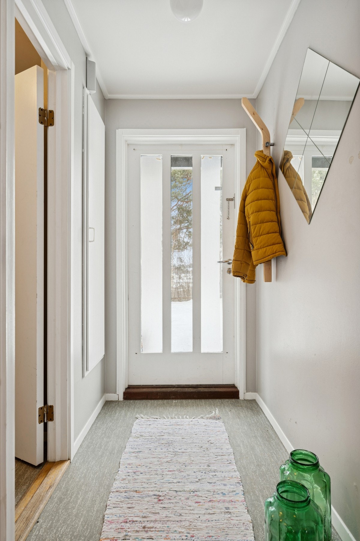 Velkommen inn - lys entré med plass til oppheng av yttertøy. Galleribilde