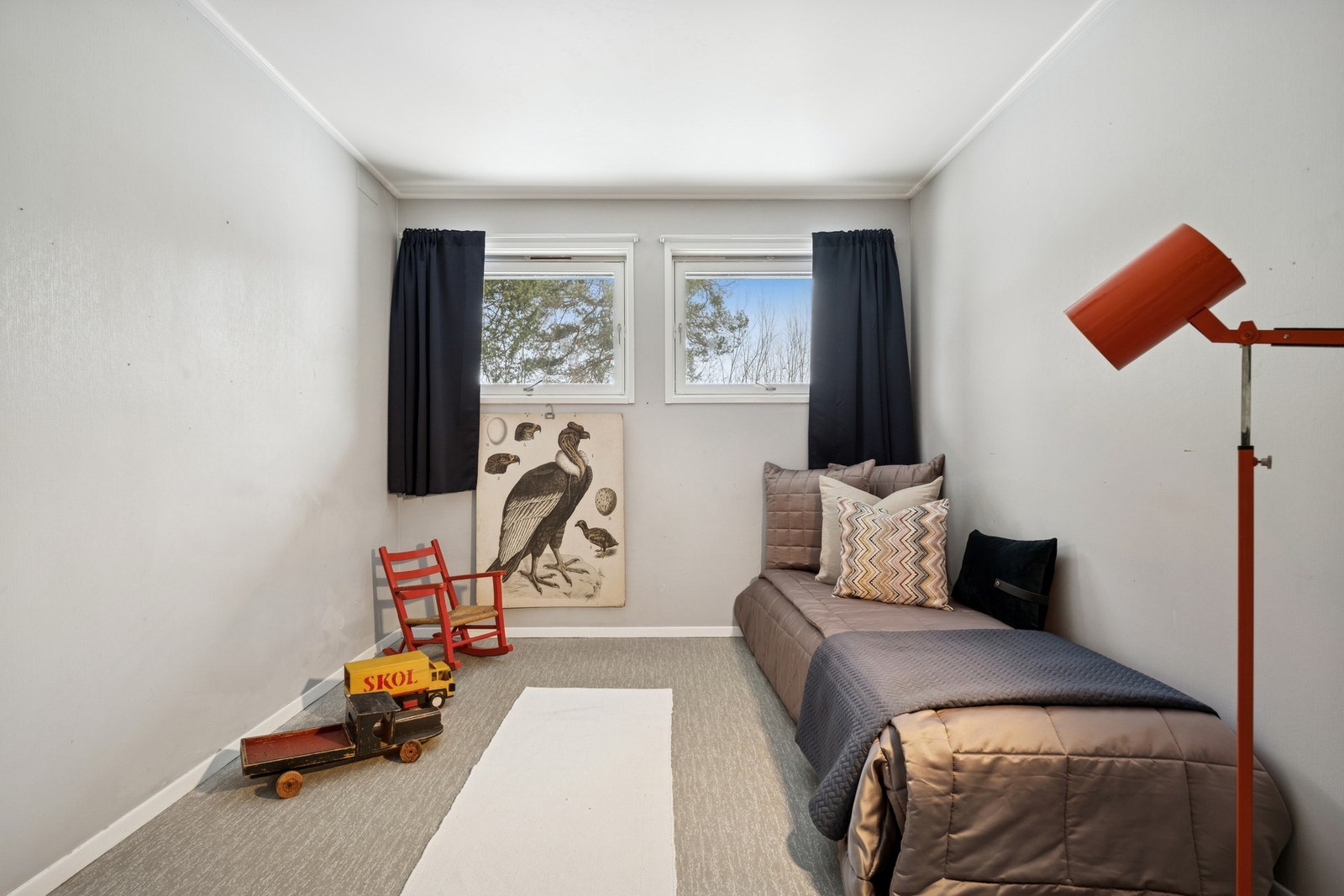 Soverom av fin størrelse med plass til seng og annet møblement. Galleribilde