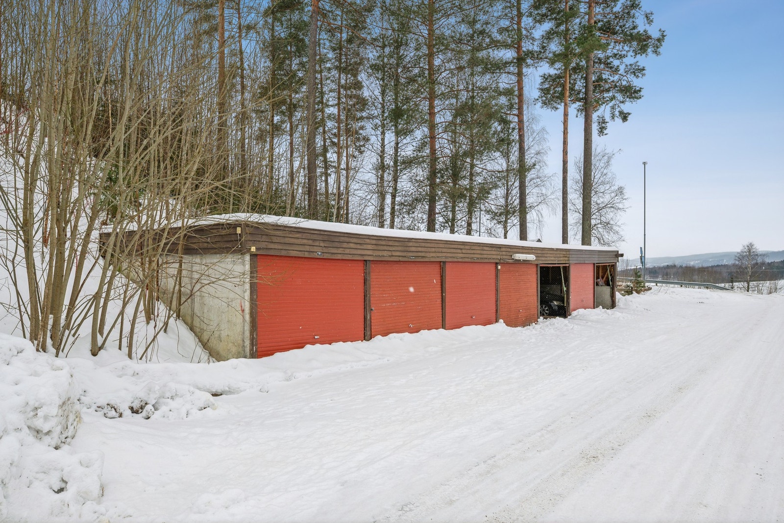 Til leiligheten medfølger det parkeringsplass i felles garasjeanlegg. Galleribilde