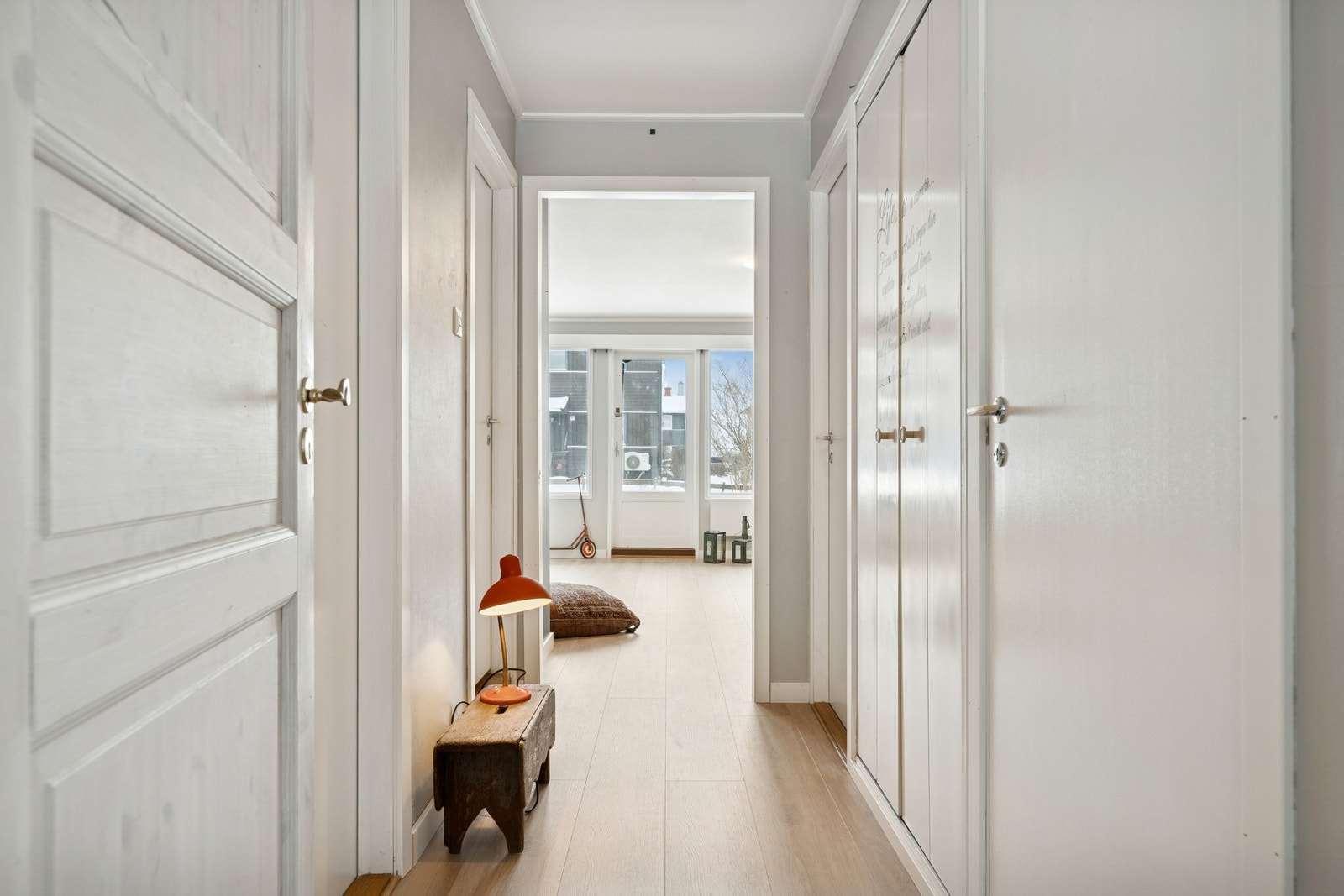 Gode oppbevaringsmuligheter i garderobeskap langs gangen. Galleribilde