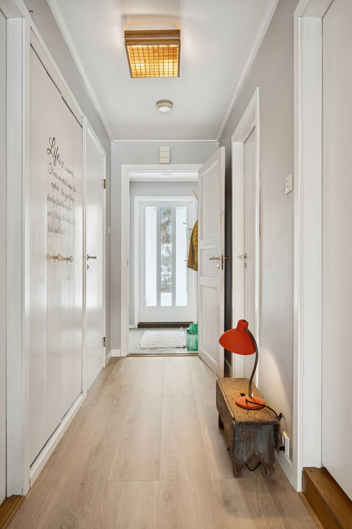 Praktisk gang med enkel adkomst til boligens rom. Galleribilde