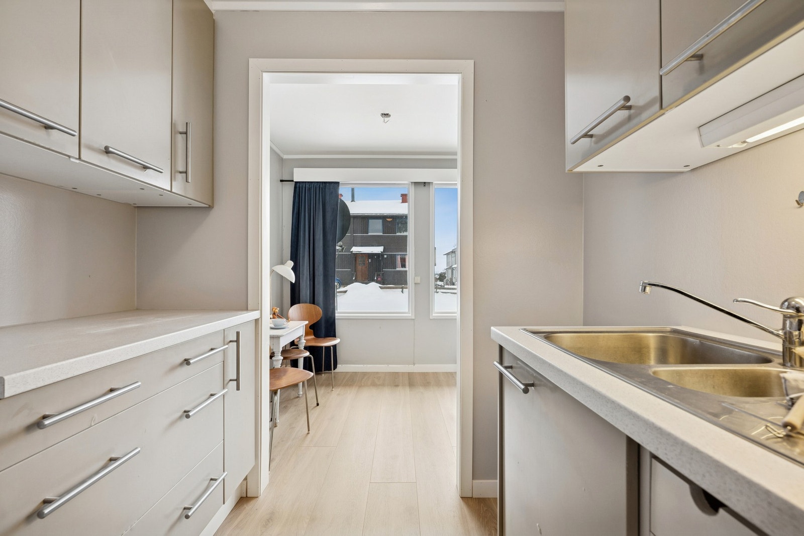 Kjøkkenet har plass til frittstående hvitevarer og godt med skapplass. Galleribilde