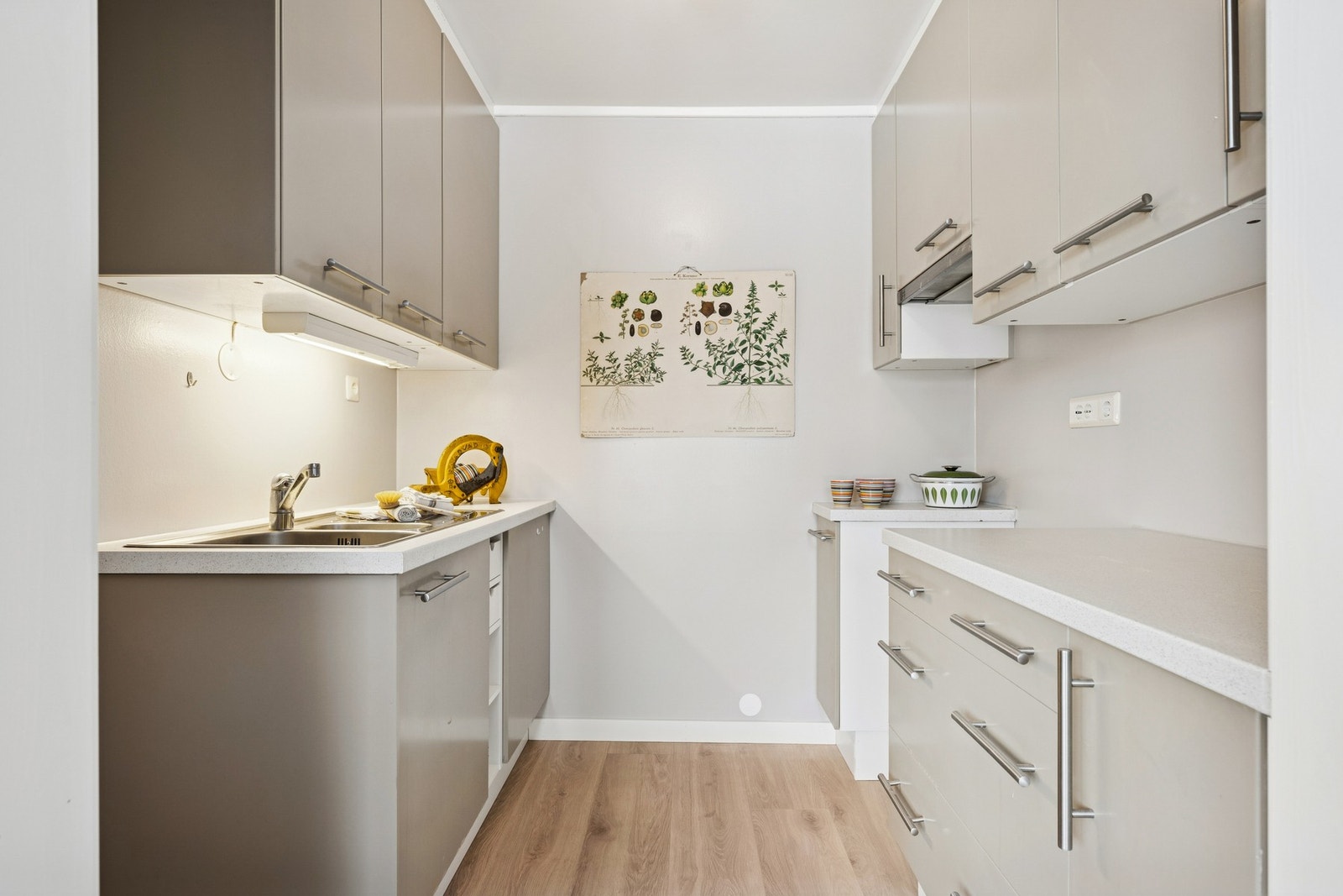 Separat IKEA kjøkken med innredning på to vegger og gode arbeidsflater. Galleribilde