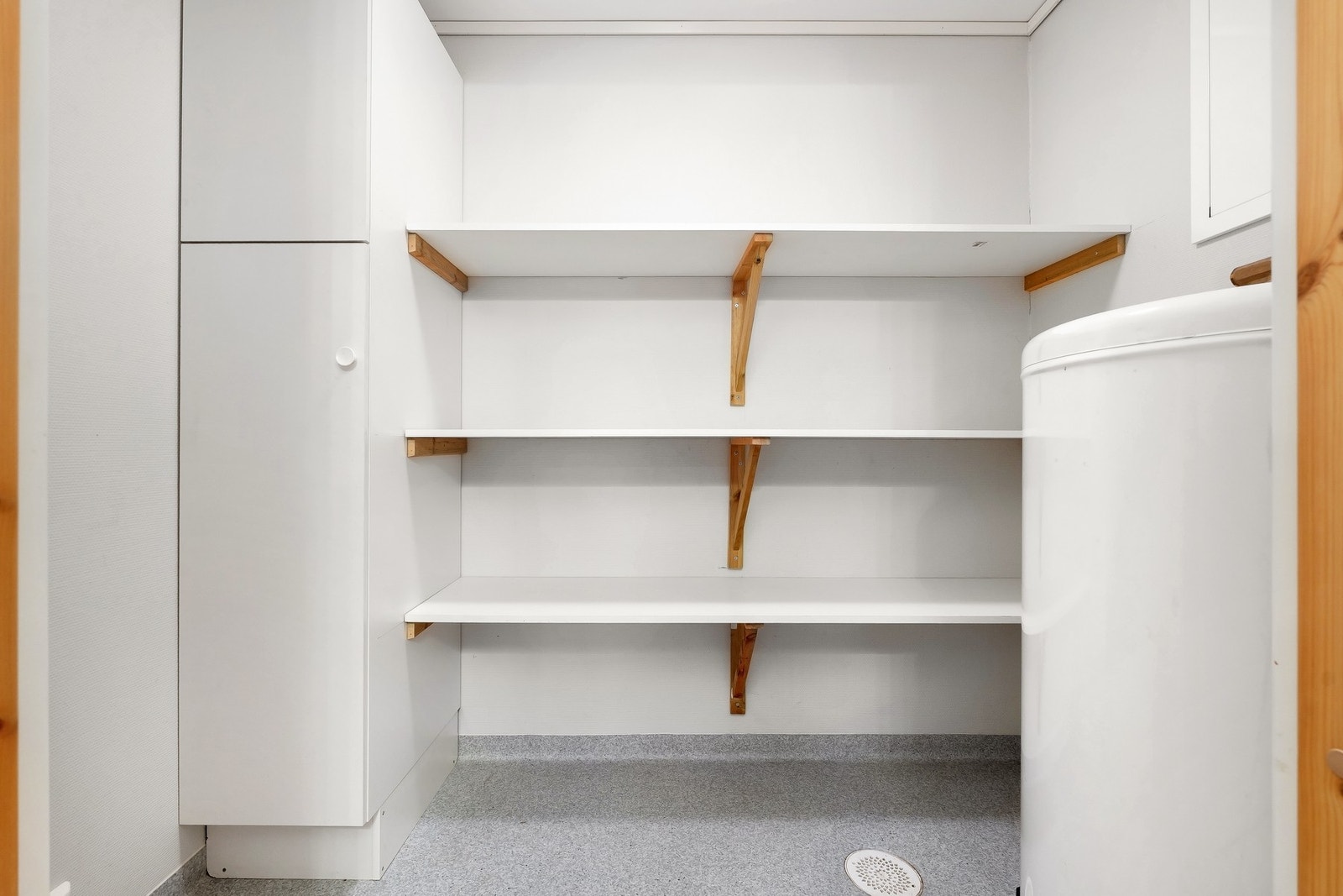 Innendørs bod med mye lagringsplass. Leiligheten har også en romslig bod i kjeller. Galleribilde