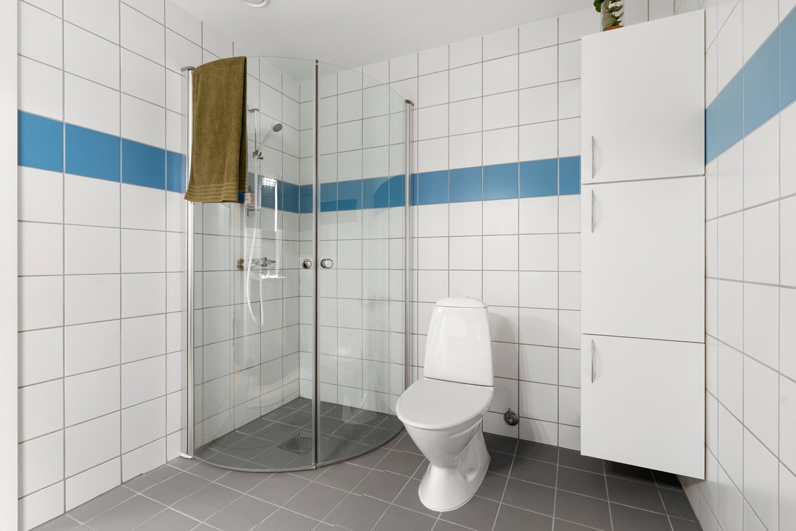 Badet har montert rikelig med skapplass for oppbevaring av håndklær og baderomsartikler m.m. Galleribilde