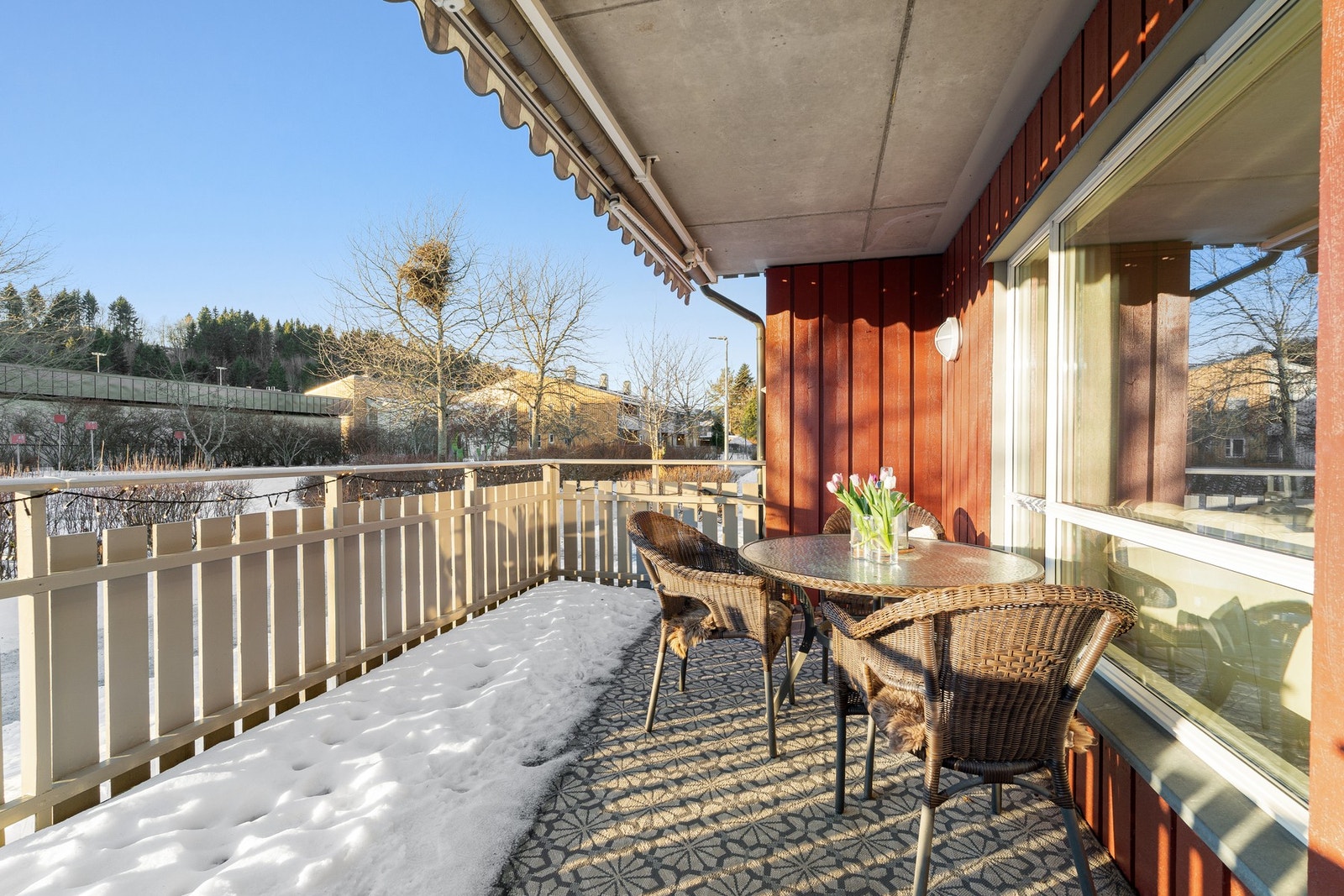 Verandaen ligger sørvendt og byr på gode solforhold. Galleribilde