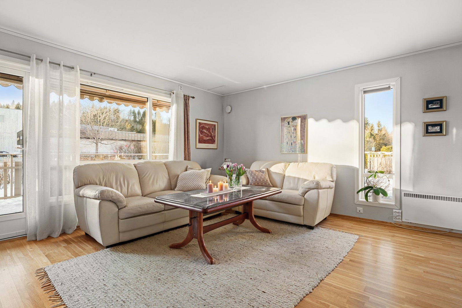 I stuen er det utgang til veranda og muligheter for sofa/sitte - seksjon. Galleribilde