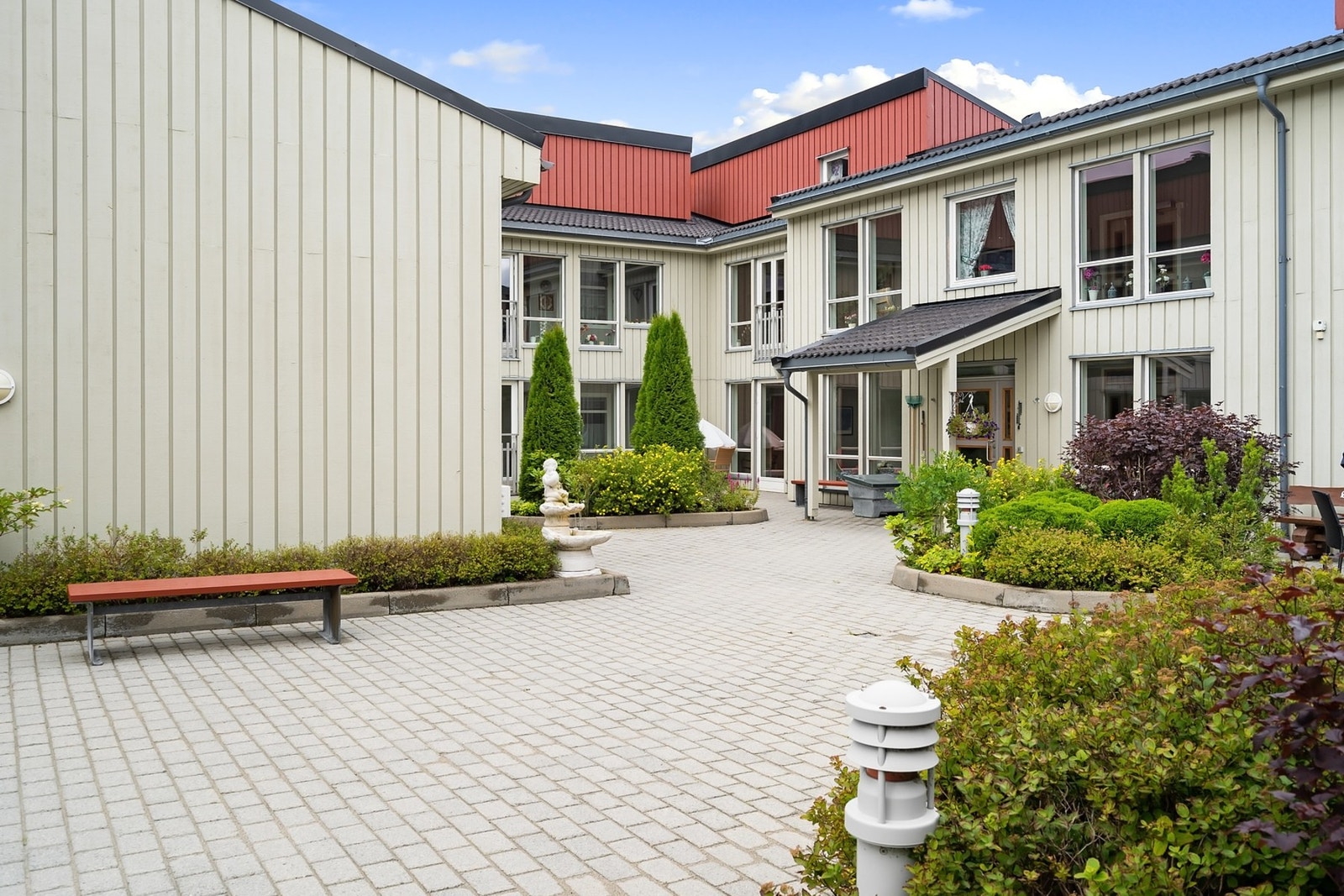 Det er heis i bygget og leiligheten har livsløpsstandard. Det er godt med gjesteparkringer i sameiet. Galleribilde