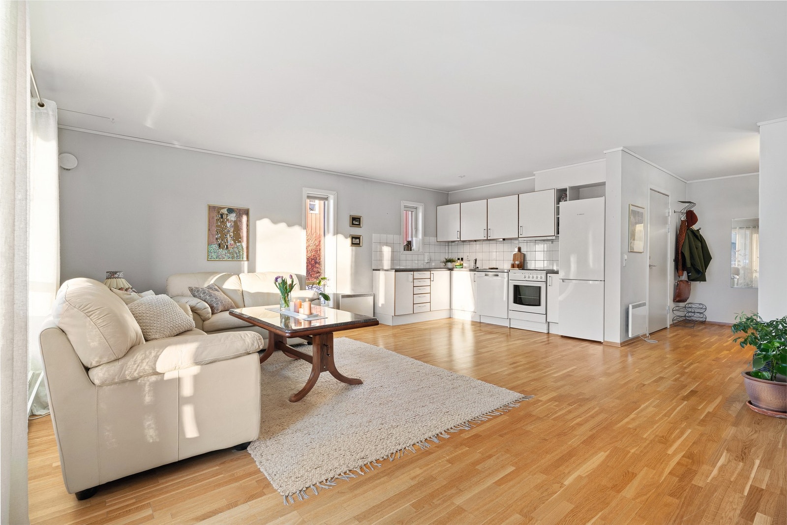 Leiligheter har en god planløsning hvor kjøkkenet kan by på godt med skapplass. Galleribilde