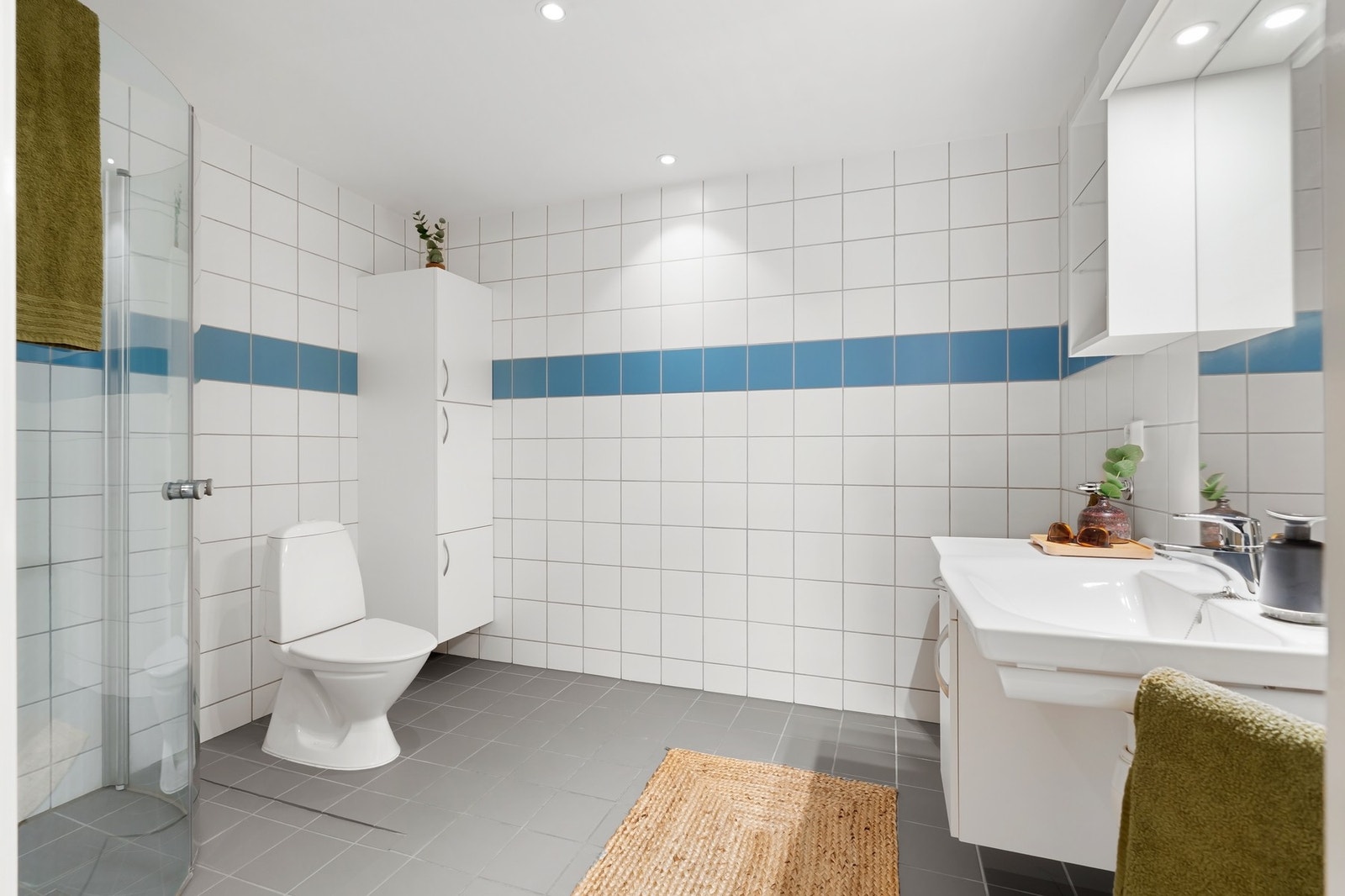 Flislagt bad, med opplegg for vaskemaskin. Galleribilde