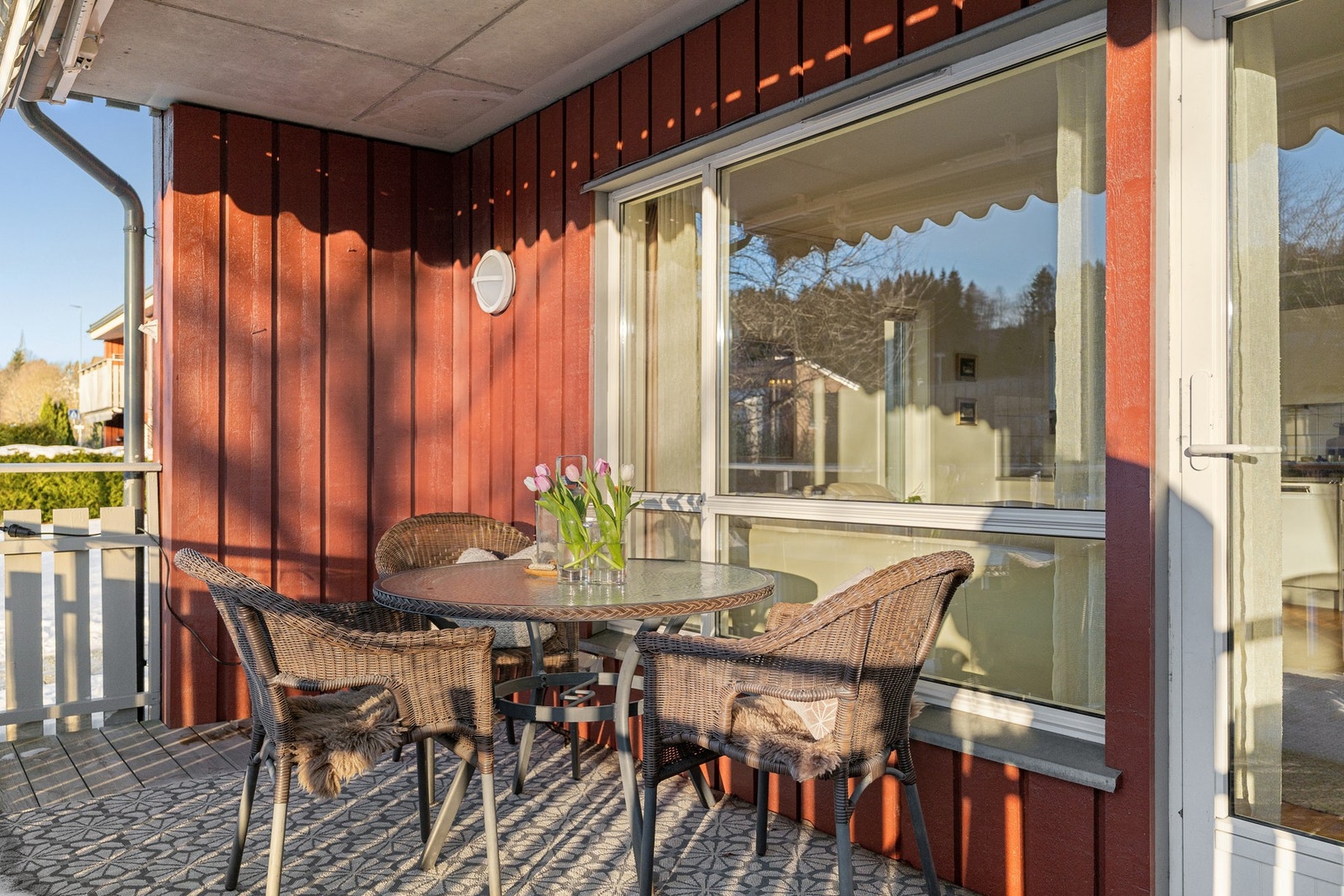 På verandaen er det godt med plass til ønsket møblement. Galleribilde