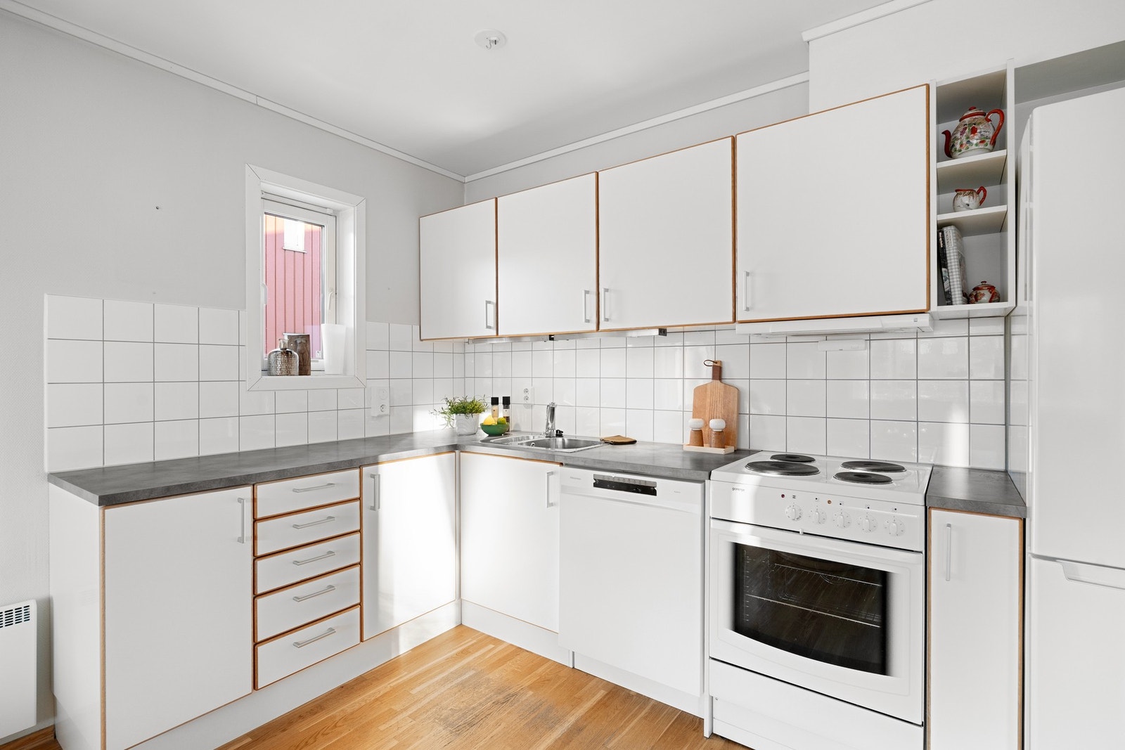 Hvitevarene på kjøkkenet følger med i salget. Galleribilde