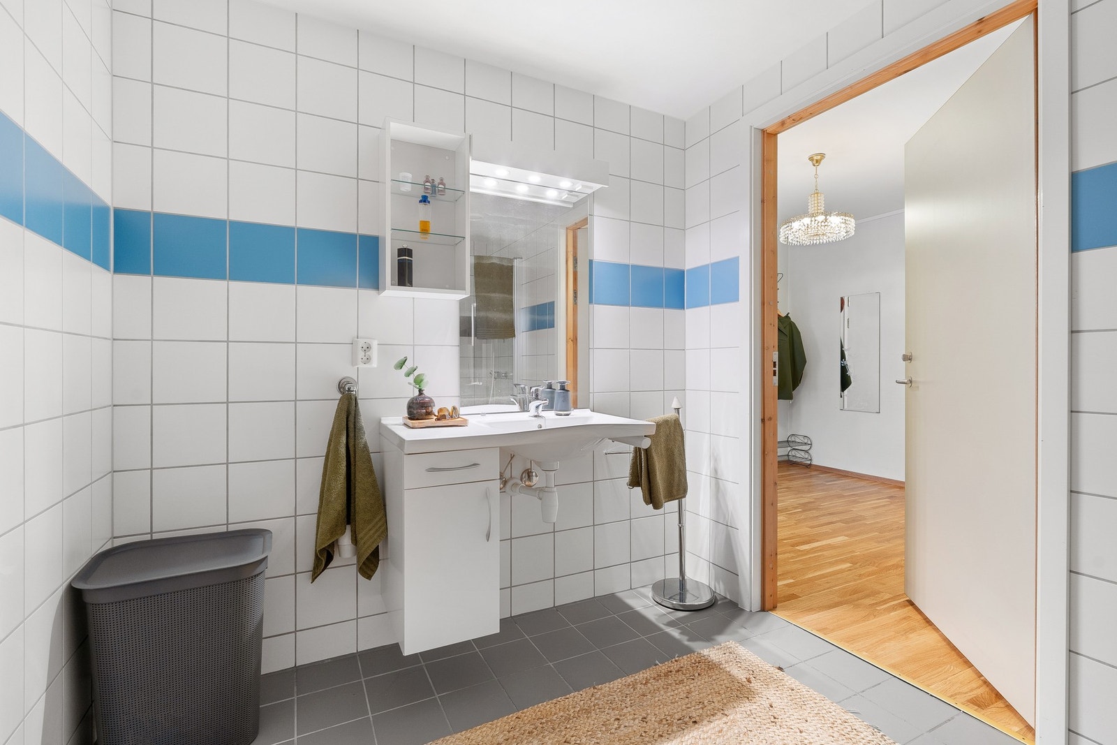 Baderom på hele 6,6 kvm. Galleribilde