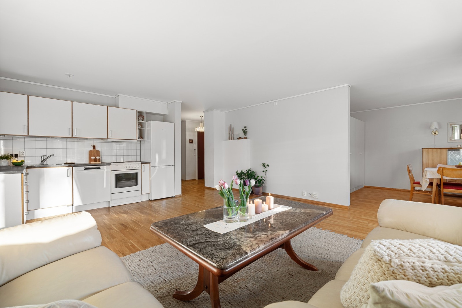 Den åpne løsningen mellom stua og kjøkkenet bidrar til en god romfølelse. Galleribilde