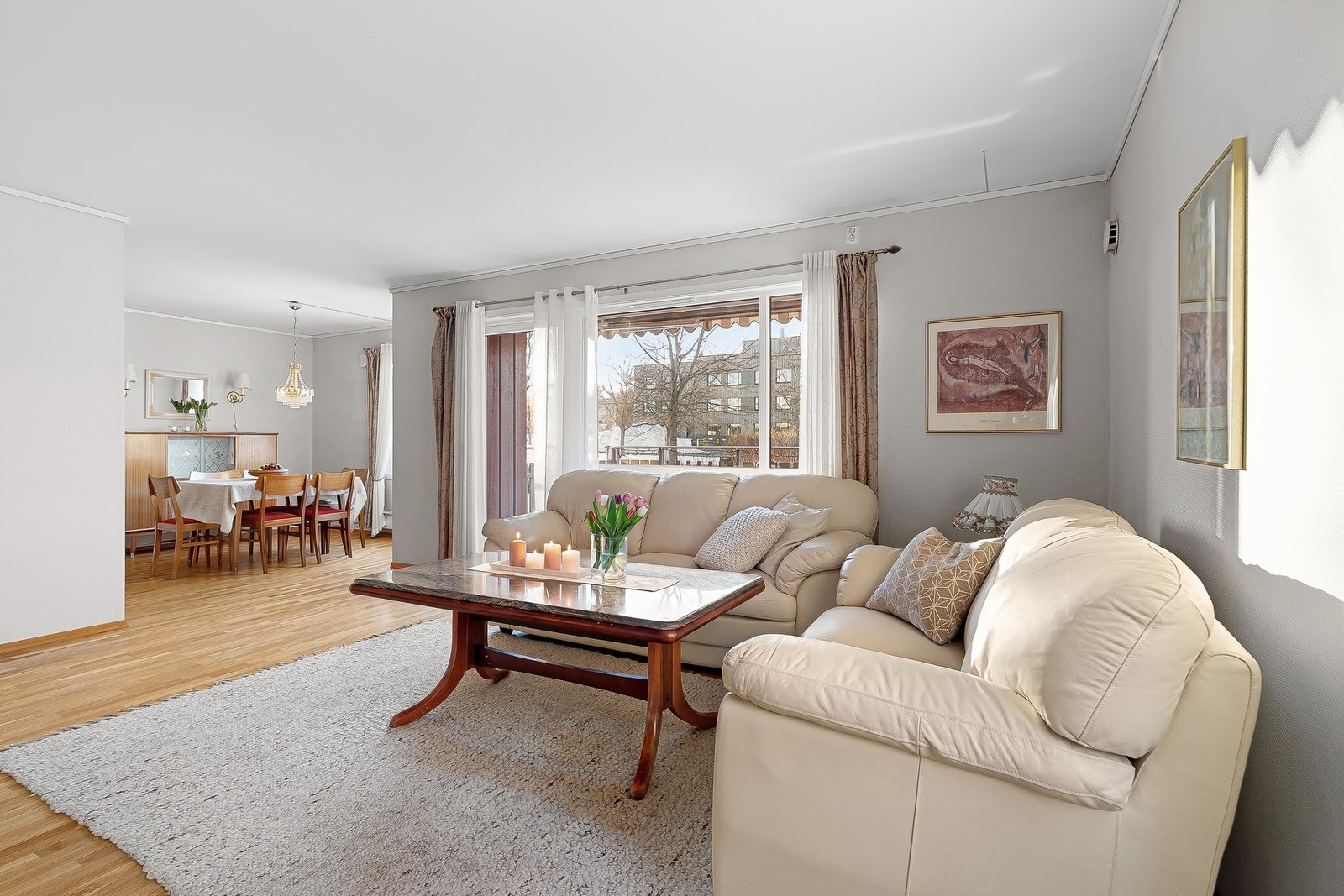 Leiligheten har en romslig stue med god plass til både sofagruppe og spisegruppe. Galleribilde