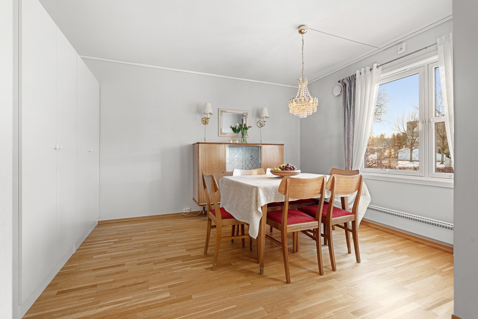 Spiseplass. Dette rommet er opprinnelig inntegnet som soverom, så her kan man med enkle grep få et ekstra soverom. Galleribilde