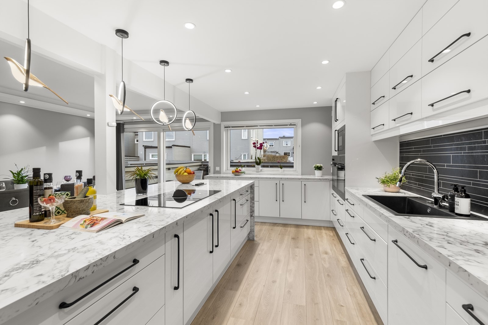 Kjøkkenet er utstyrt med to integrerte komfyrer, mikrobølgeovn og oppvaskmaskin. Galleribilde