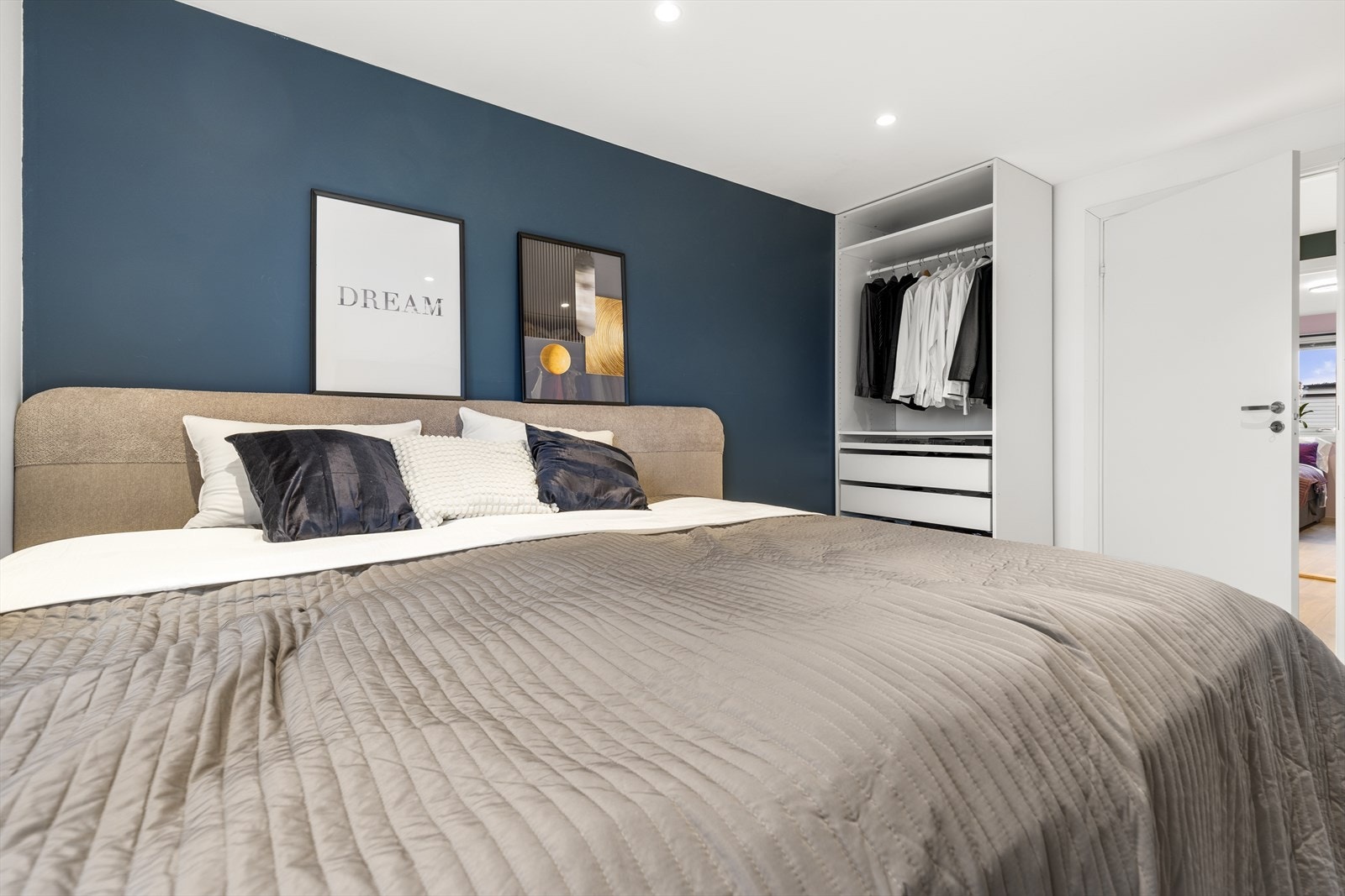 Soverom 1. Dette rommet er av god størrelse, med plass til dobbeltseng og tilhørende måblement. Galleribilde