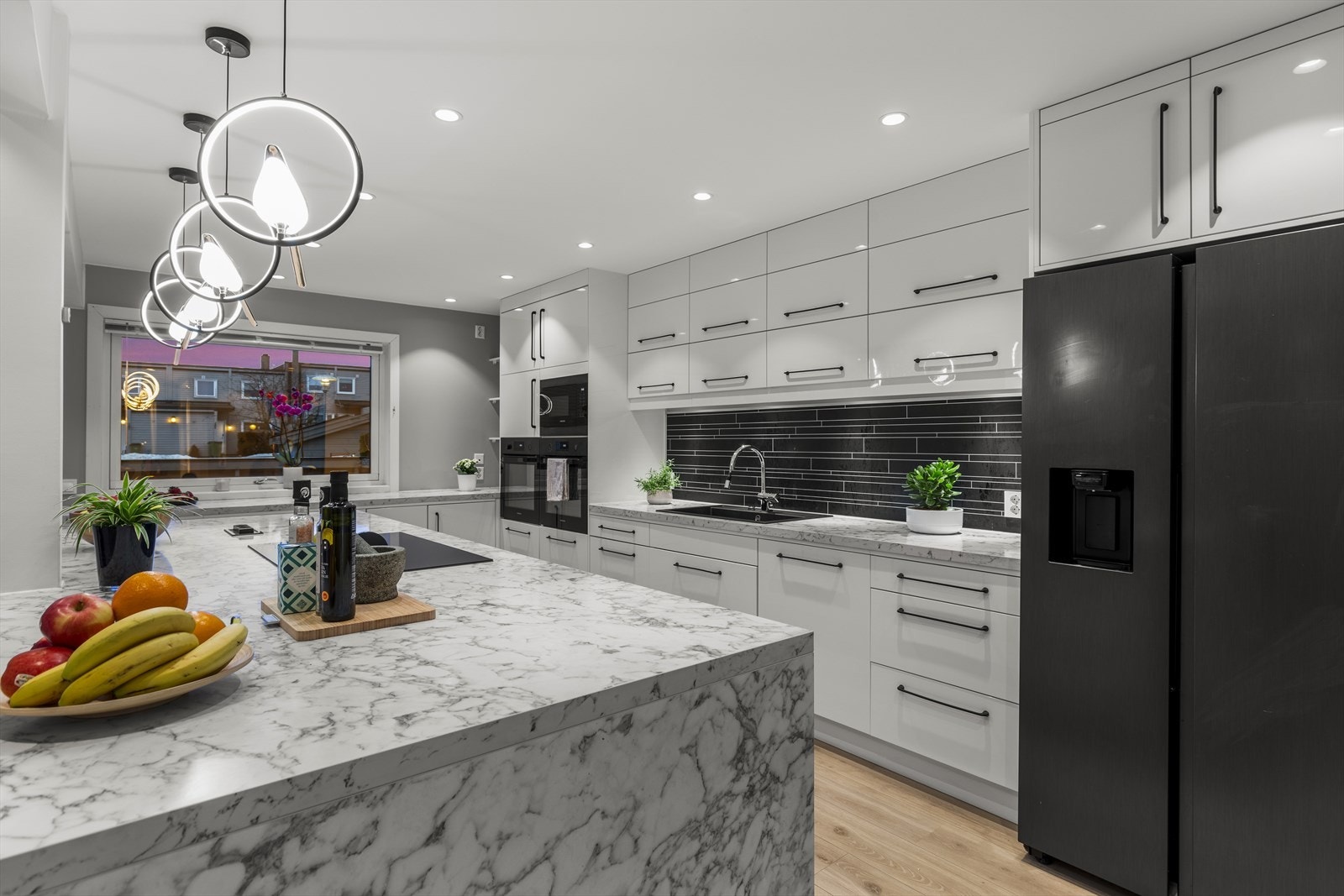 Den store kjøkkenøya gir ekstra arbeidsflate og en sosial sone med sitteplasser. Galleribilde