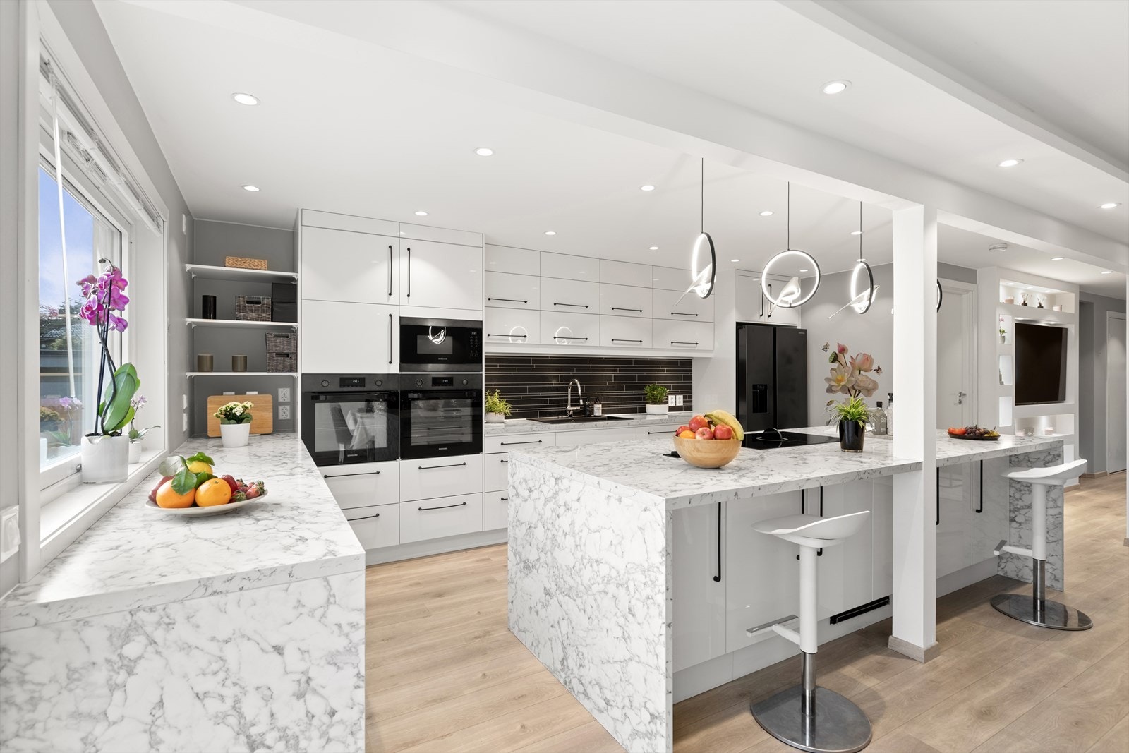 Moderne og velutstyrt kjøkken fra Luna med slette fronter og rikelig med skap- og benkeplass. Galleribilde