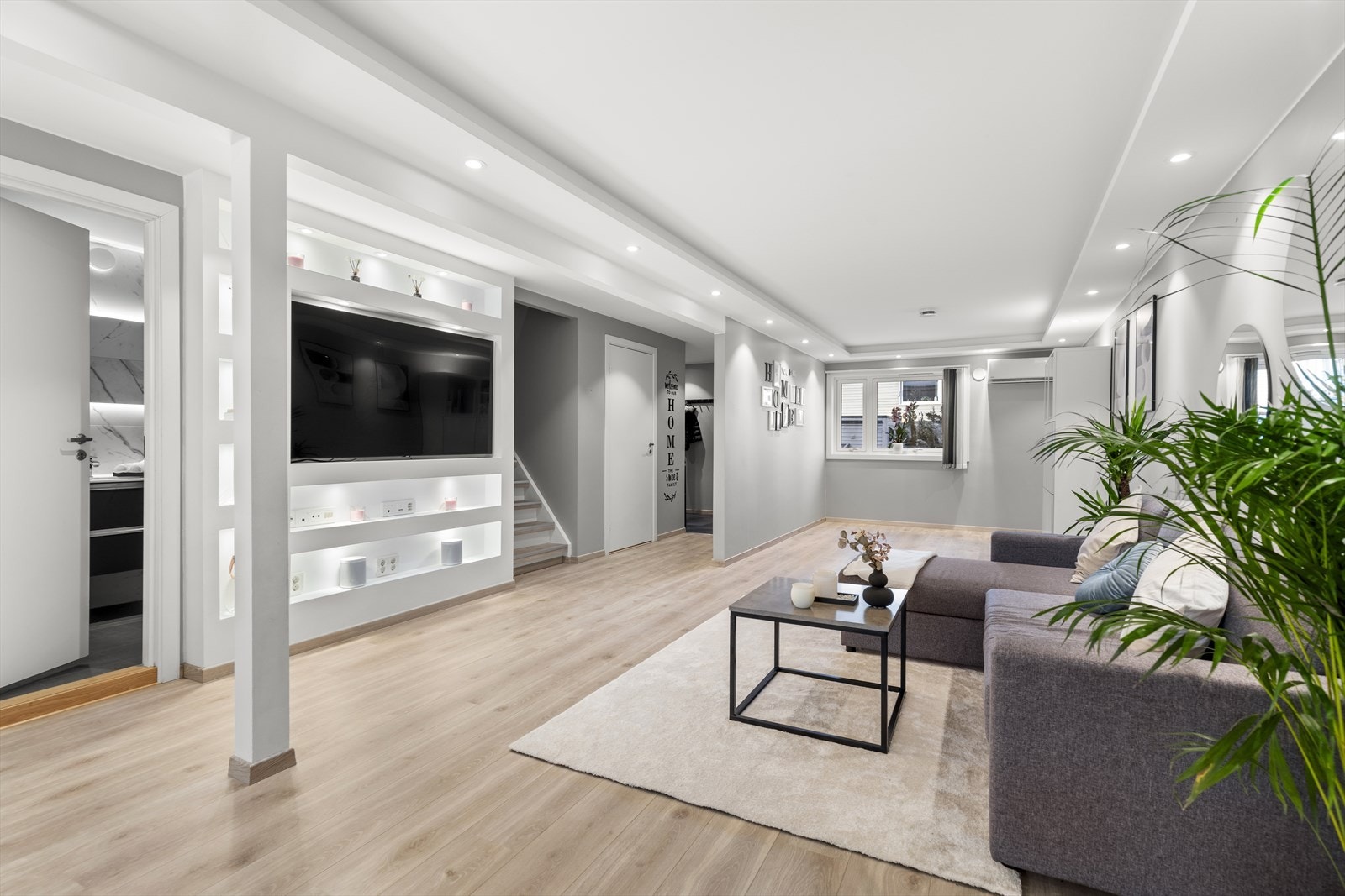 Den store stuen i første etasje gir rikelig med plass for en romslig sofagruppe. Galleribilde